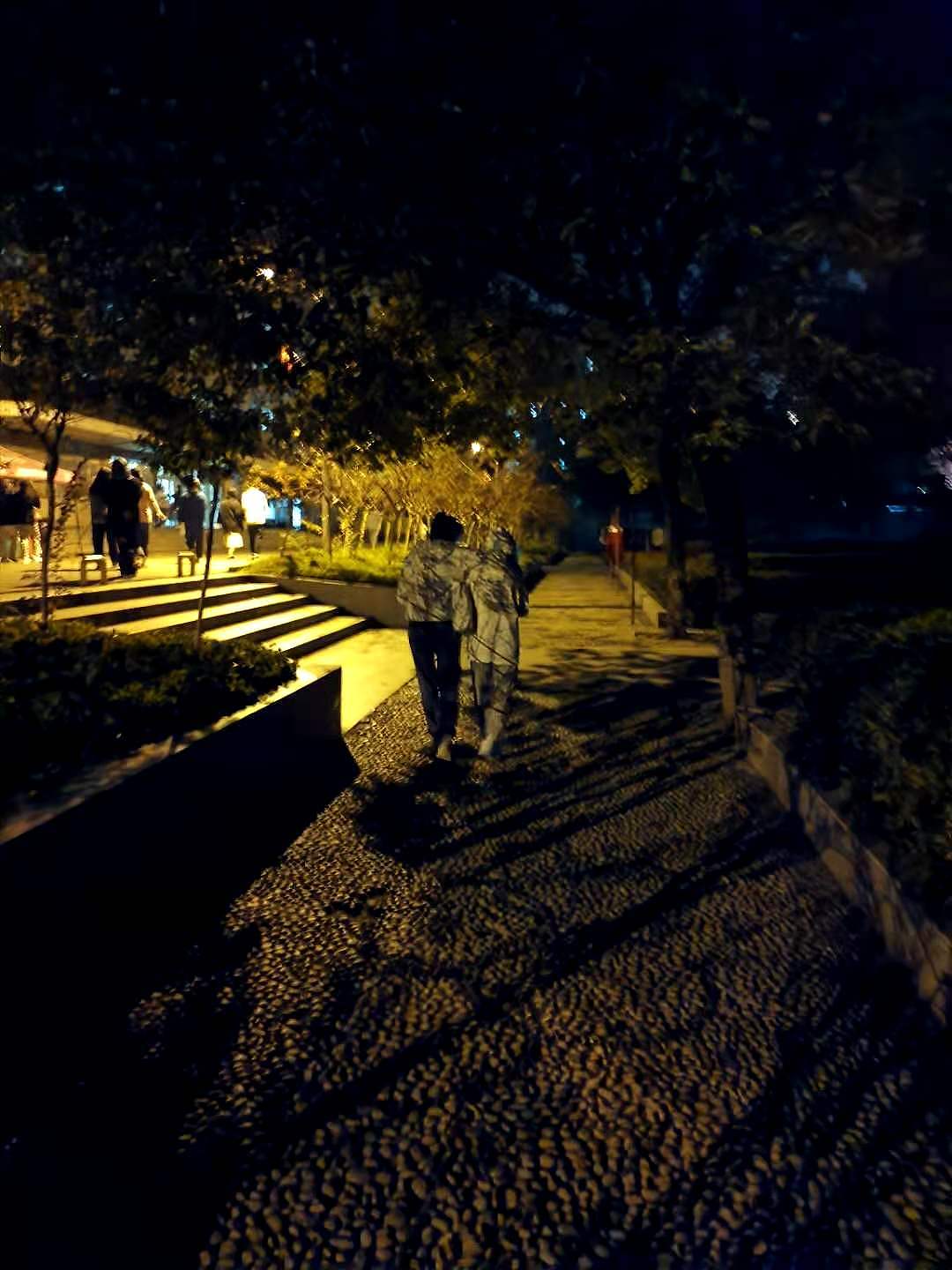 是灯下的暖暖啊?