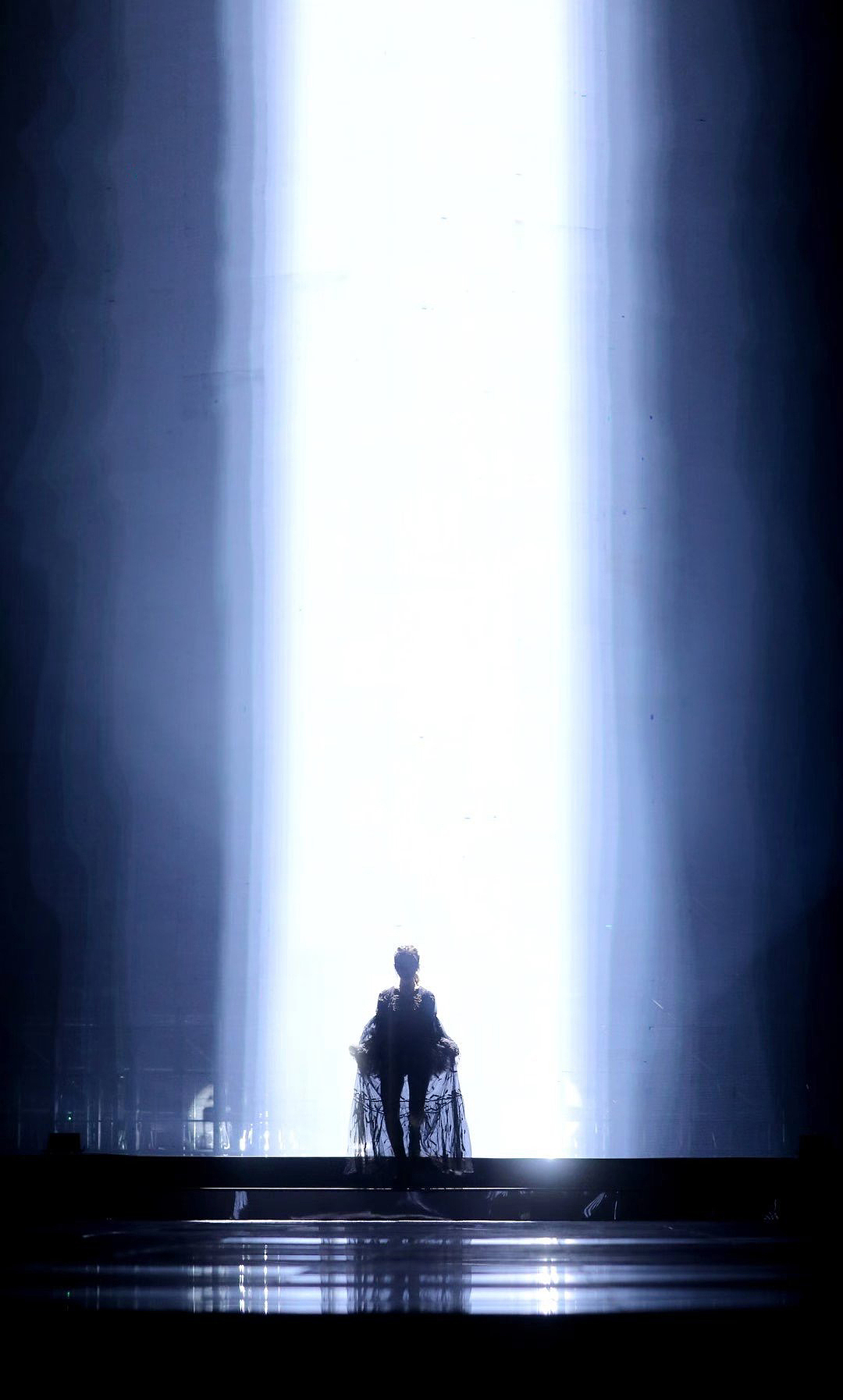 《光年之外》由白色光柱开场,整体视觉为紫色调抽象元素.