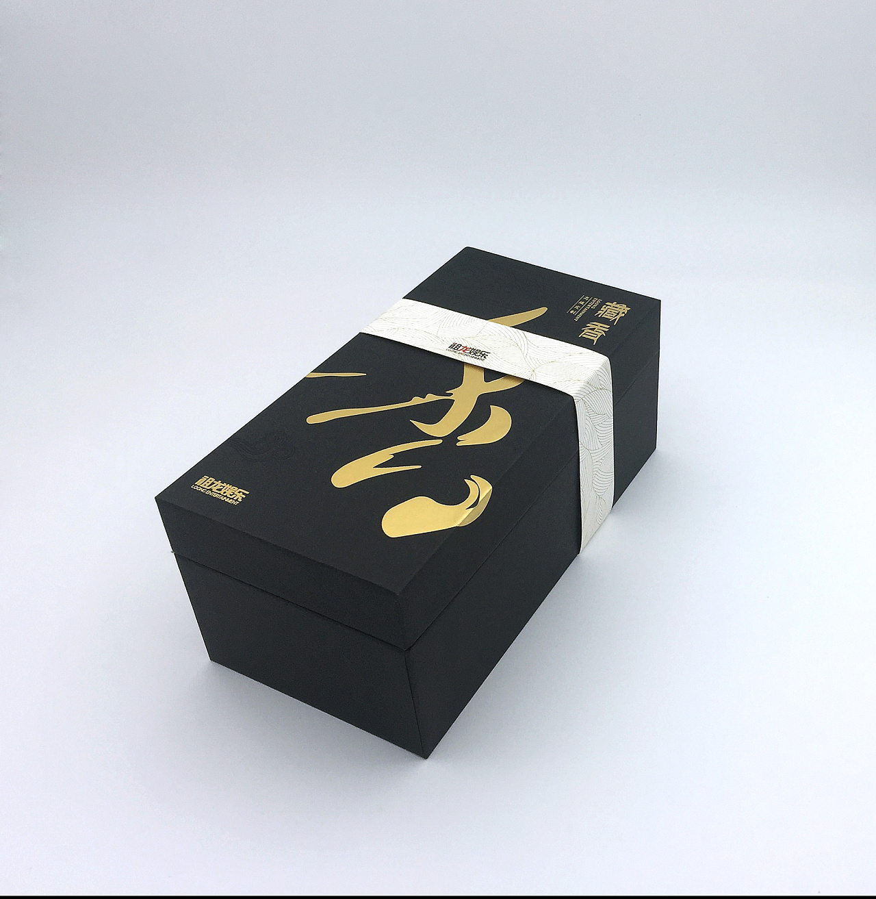 外盒及腰封,黑卡上有暗纹,拍摄原因有些看不清楚了