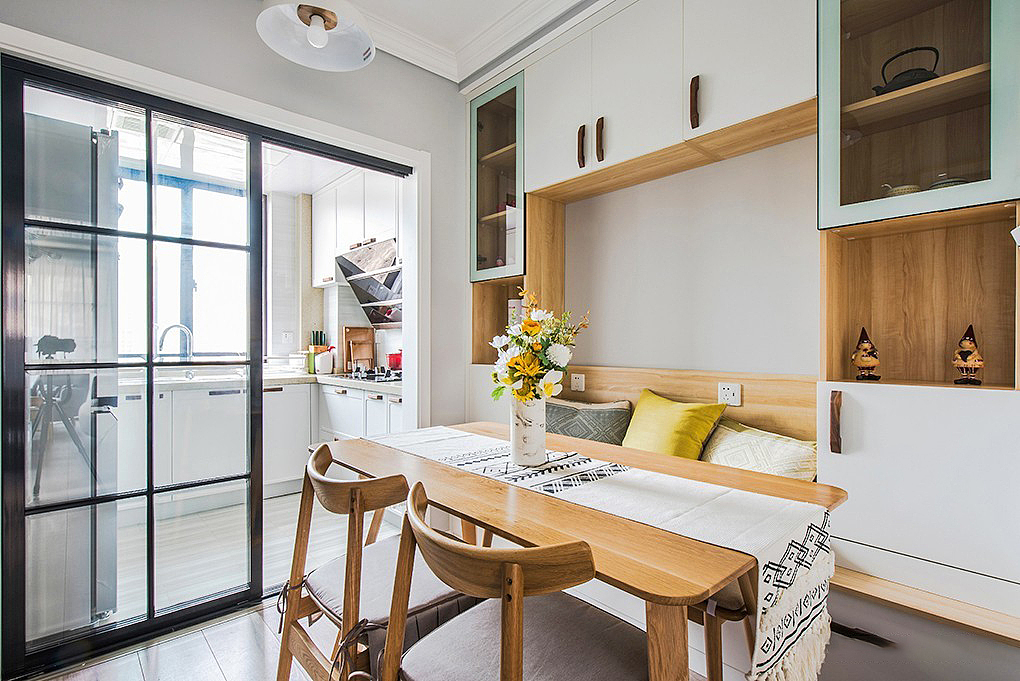 全套原木的餐桌椅古朴自然
配上新鲜的瓶插桌花<br>自然又温馨的用餐环境便打造好了