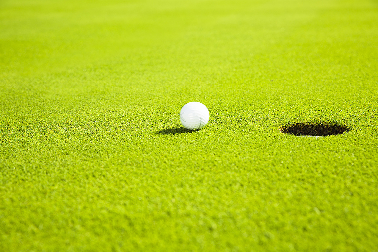 高清晰绿色高尔夫球洞壁纸