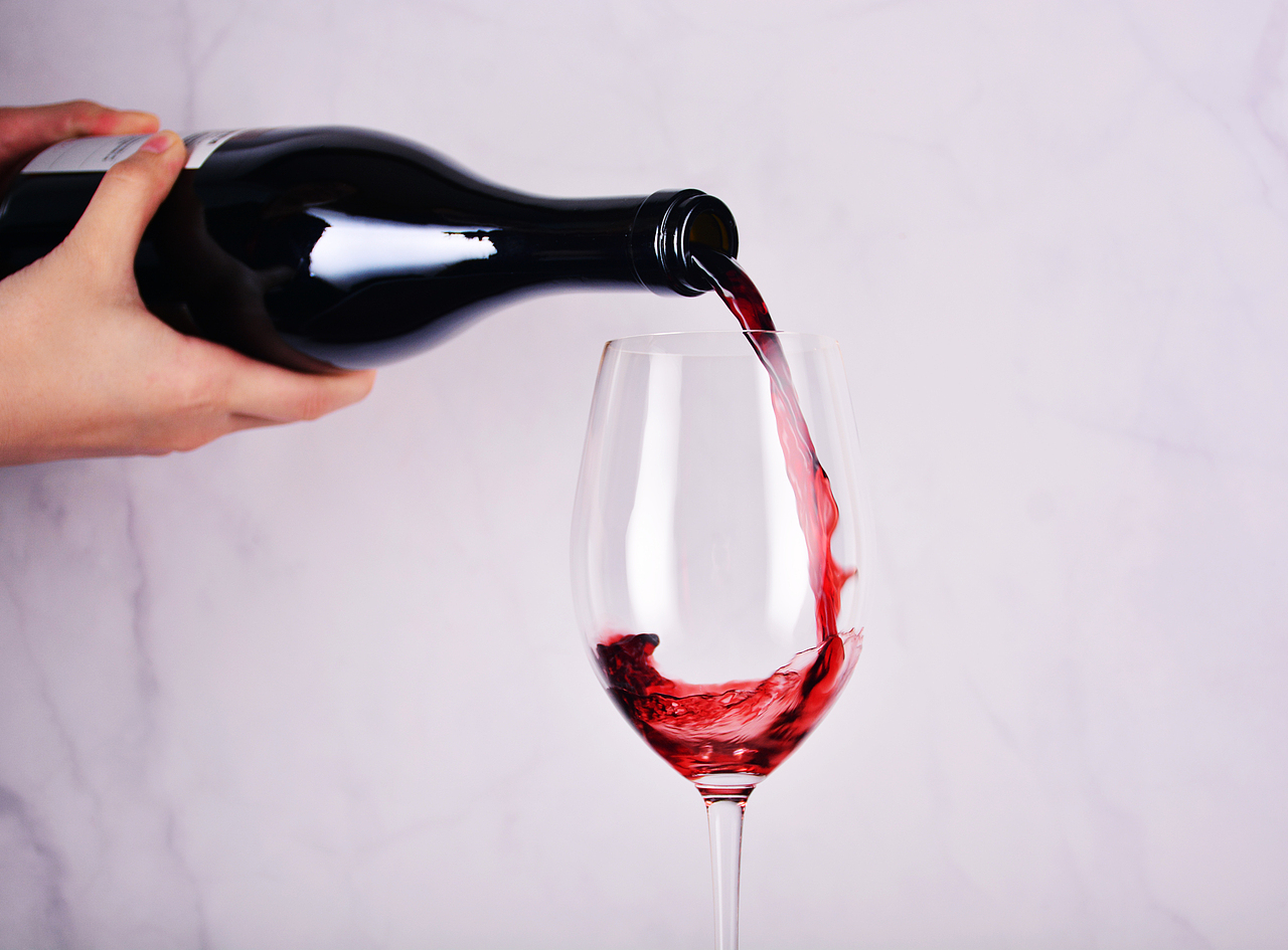 倒酒抓拍|摄影|产品摄影|xiaominpang_原创作品-站酷zcool