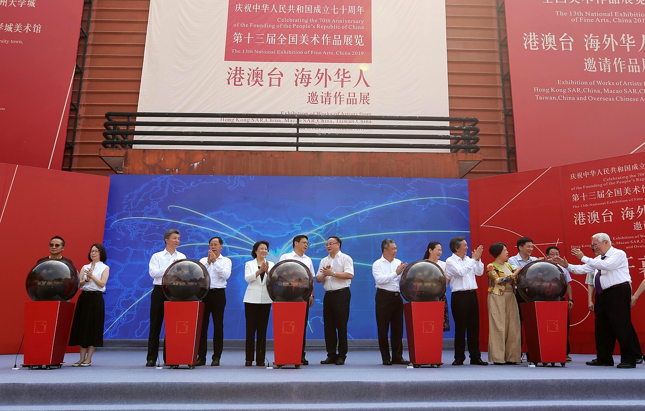 第十三屆全國(guó)美展—港澳臺(tái) 海外華人展區(qū)物料設(shè)計(jì)執(zhí)行（圖ZMTg5NDc0NTMy） - 海報(bào) - 站酷設(shè)計(jì)師大奔兄嘚原創(chuàng)素材 - 站酷ZCOOL