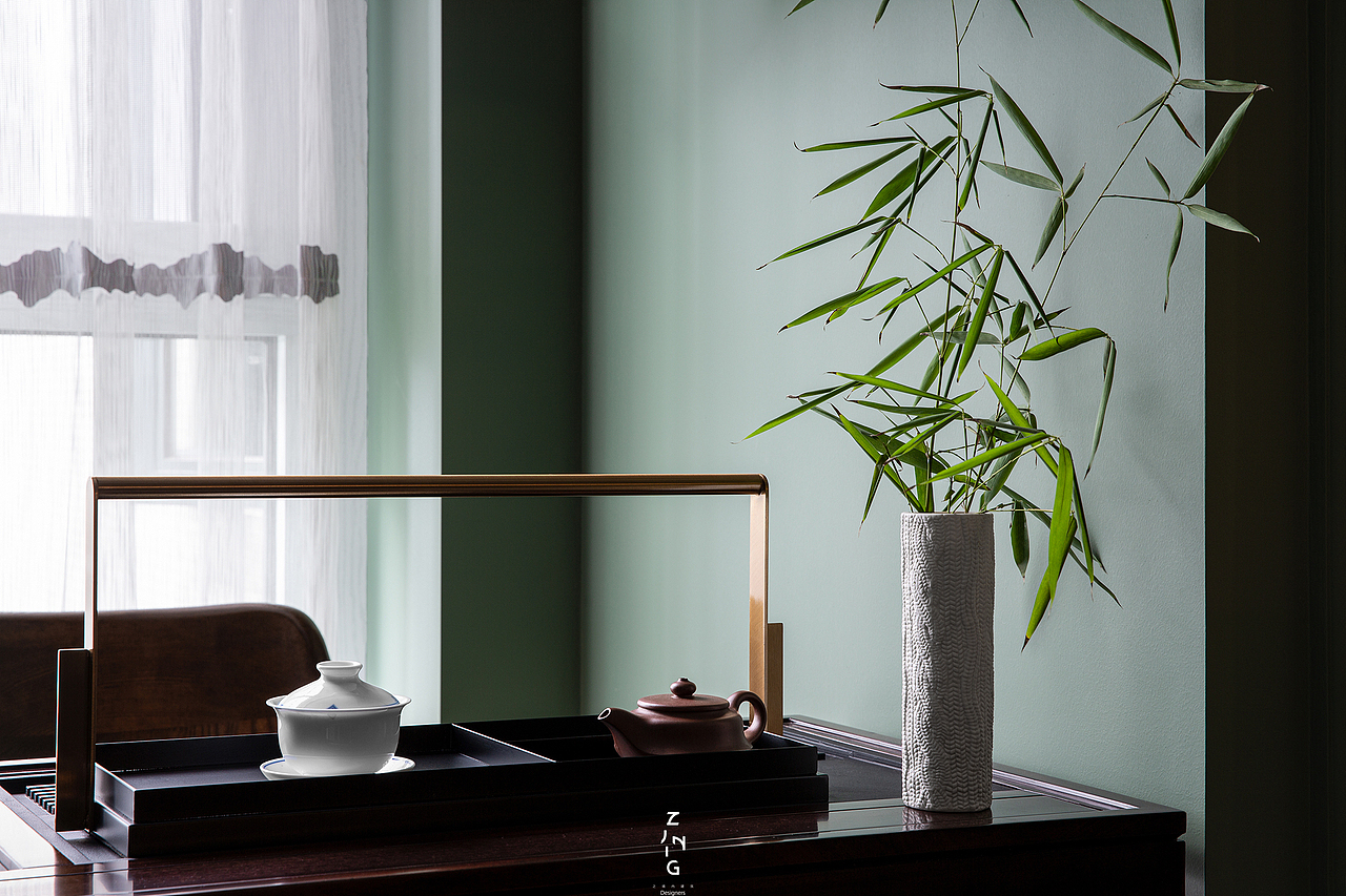 角落的书房仿佛置于与世隔绝的山中竹林，幽静雅致，安静的品一杯茶，洗去一身风尘与疲惫。