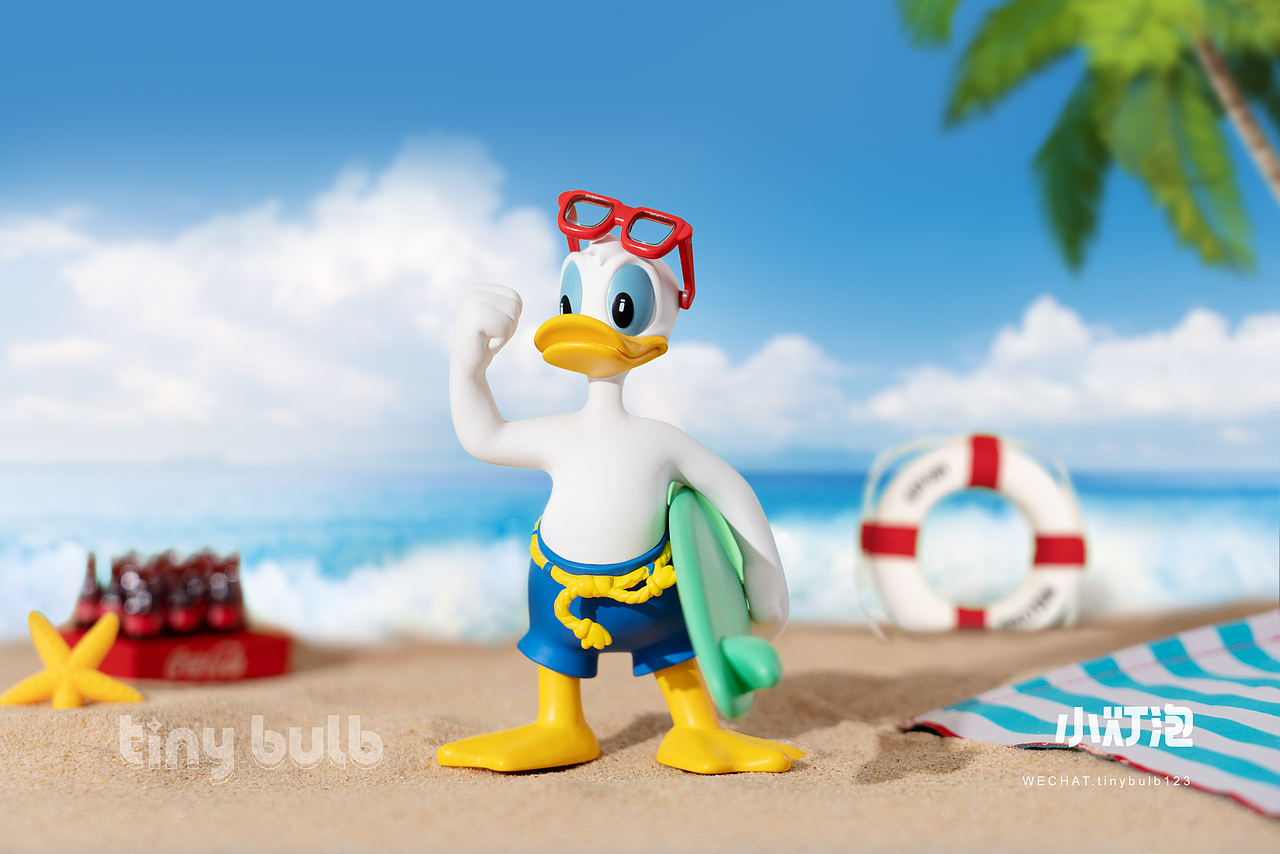 盲盒拍摄｜名创优品冲浪唐老鸭 海边场景拍摄（图ZMjkyMDQ2NzQw） - 产品摄影 - 站酷设计师小灯泡视觉I潮玩原创素材 - 站酷ZCOOL