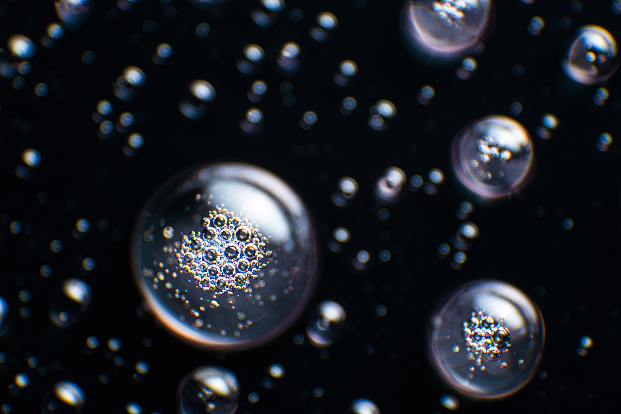 镜头反接下的屏幕清洁液体