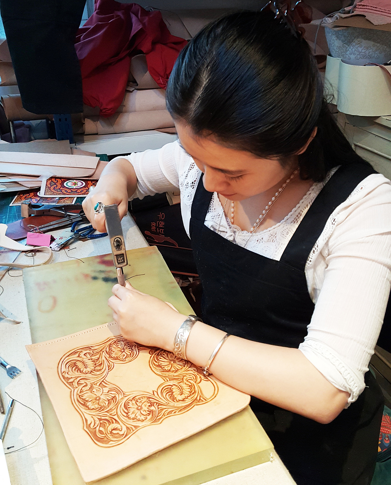 个性定制皮雕彩绘背包