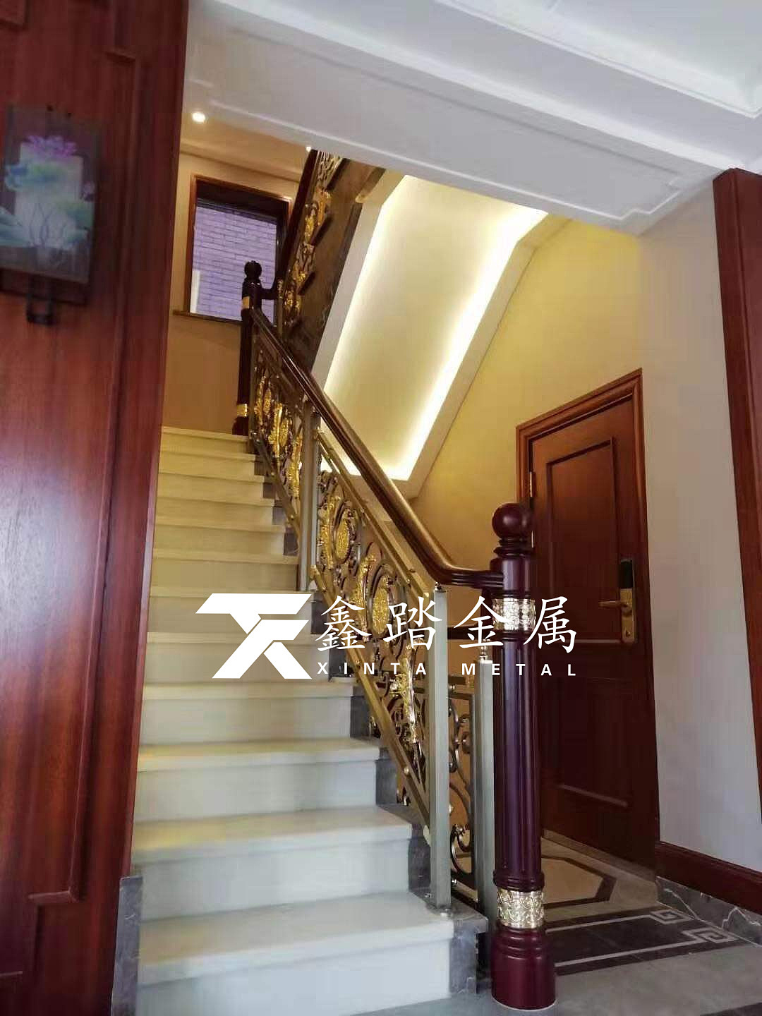 中式铝雕造型护栏、金黄色实心铝板雕刻家装旋转护栏图