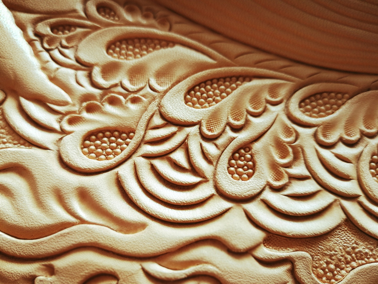 原创皮艺《指尖灵犀 触动世界》