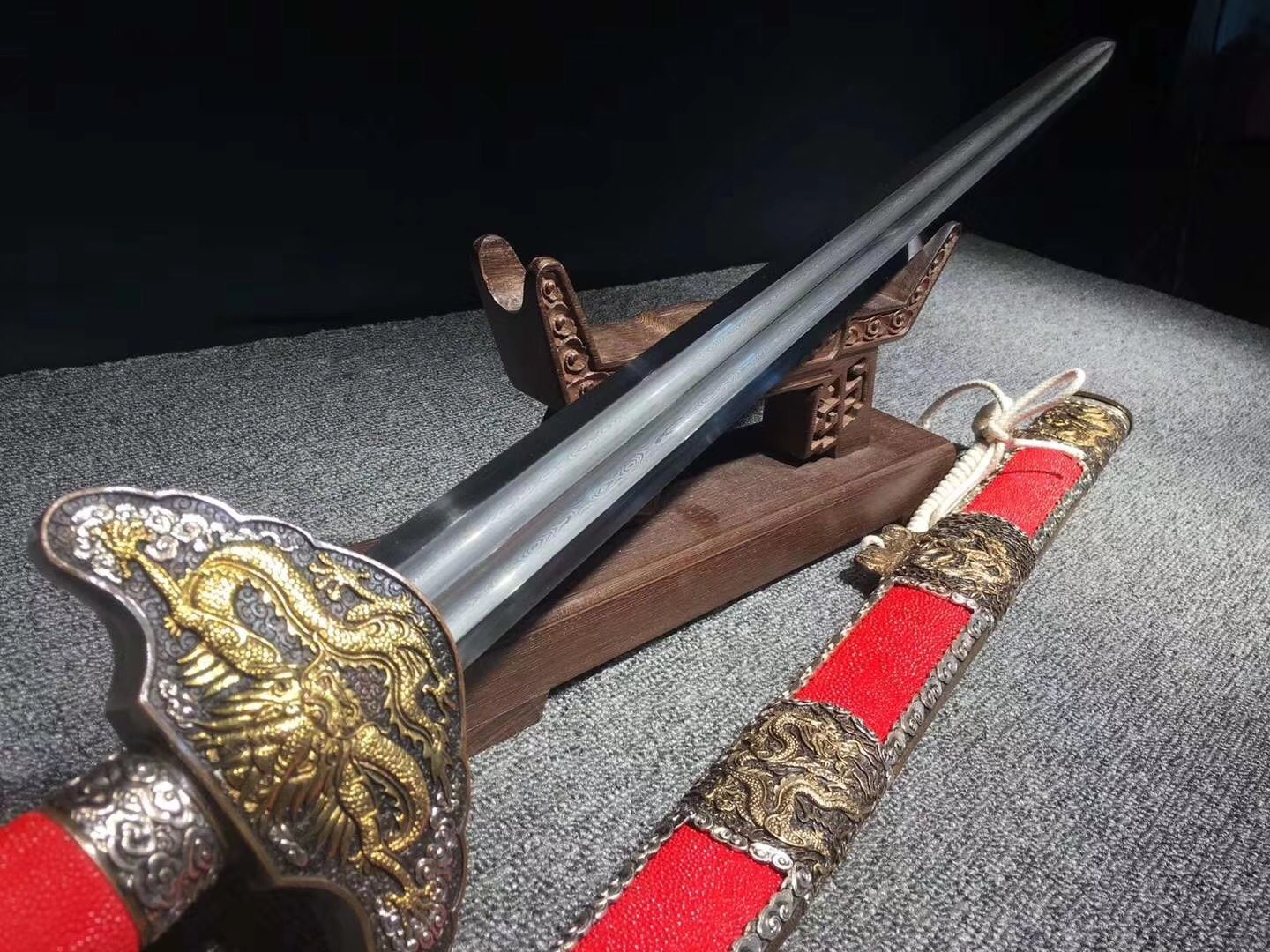 铜装鎏金鎏银百炼花纹钢双槽手工研磨精品鱼皮鞘 御龙剑