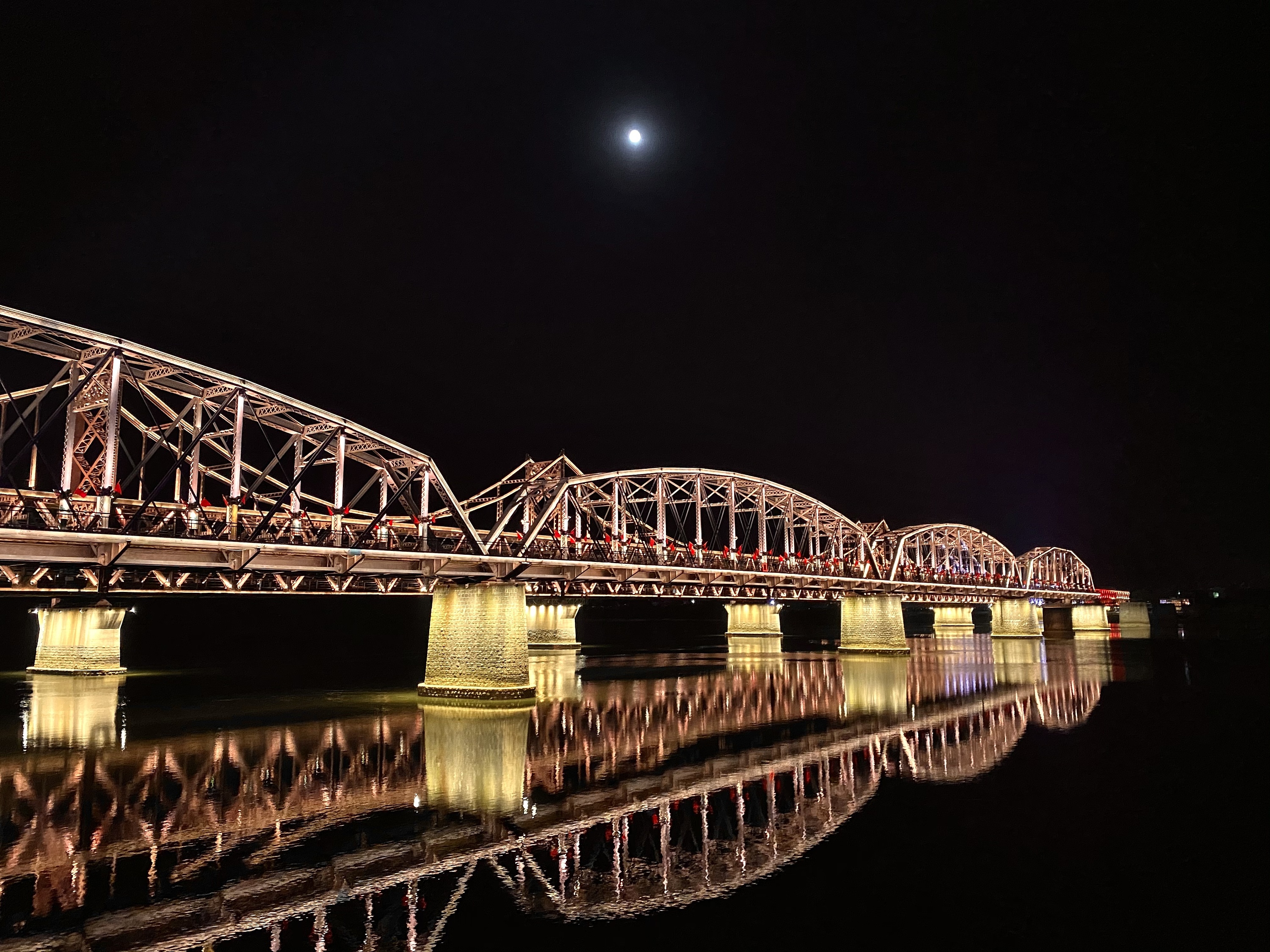 鸭绿江断桥夜景图片