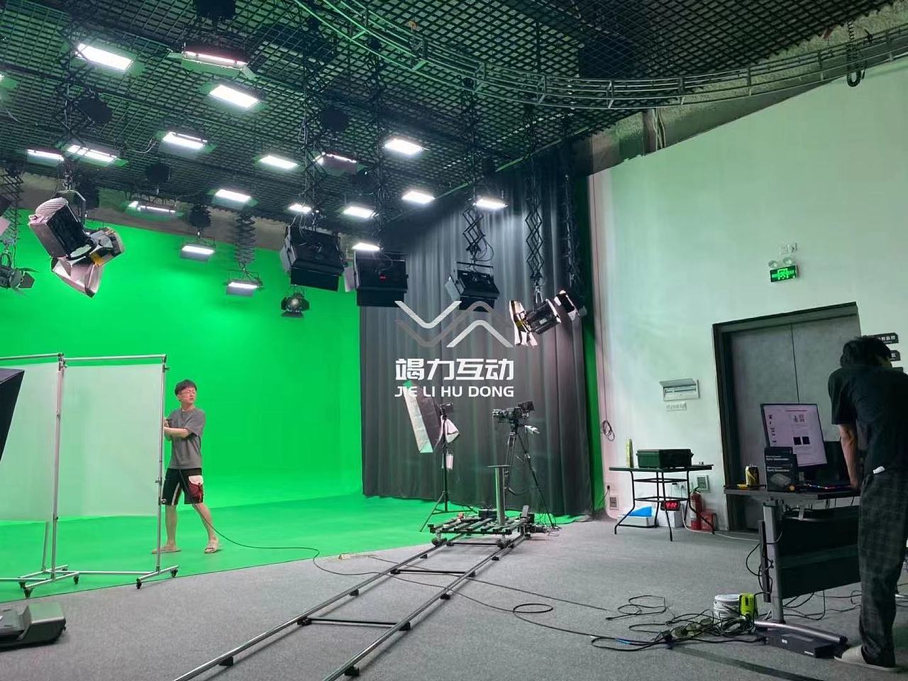 像素造影虚拟制作绿幕影棚拍摄（图ZMjY4NDI3NjQ0） - 时尚/艺术摄影 - 站酷设计师创意互动科技原创素材 - 站酷ZCOOL