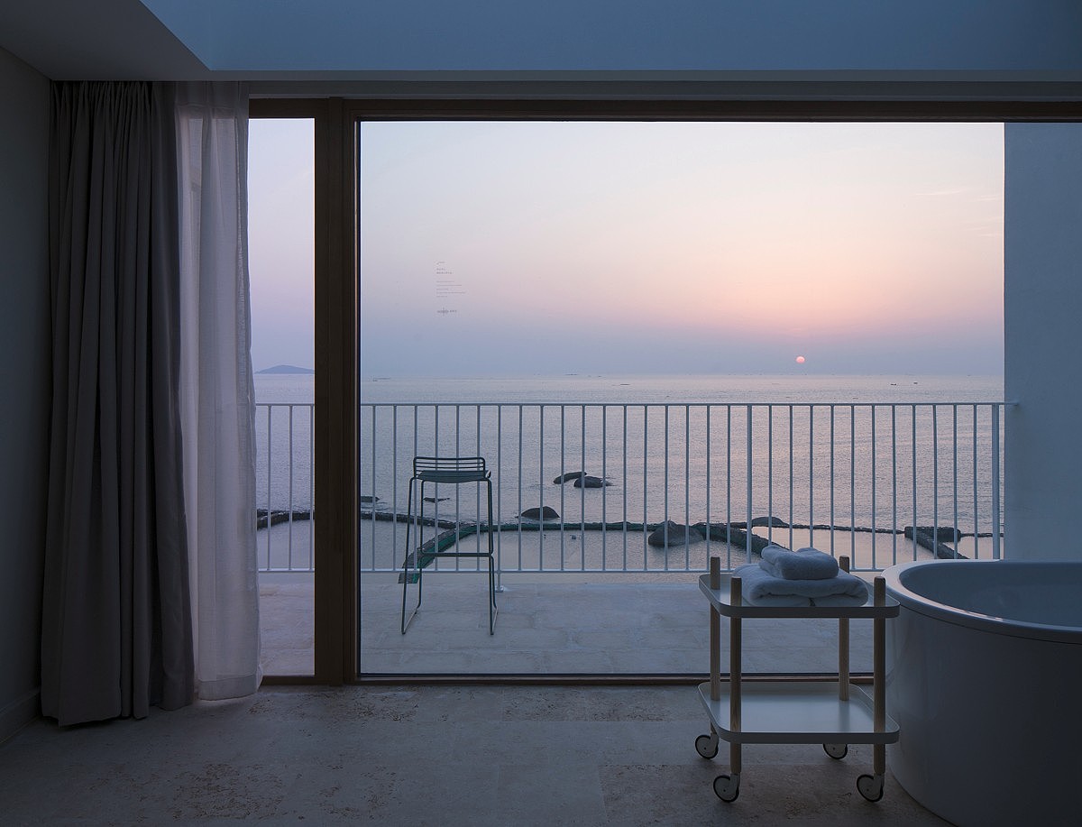 改造完后整个项目拥有20间独立客房,
配有北楼三楼的咖啡厅与位于南楼一楼的海景餐厅两个室内公共活动区域,户外景观区域,无边泳池,屋顶露台等。