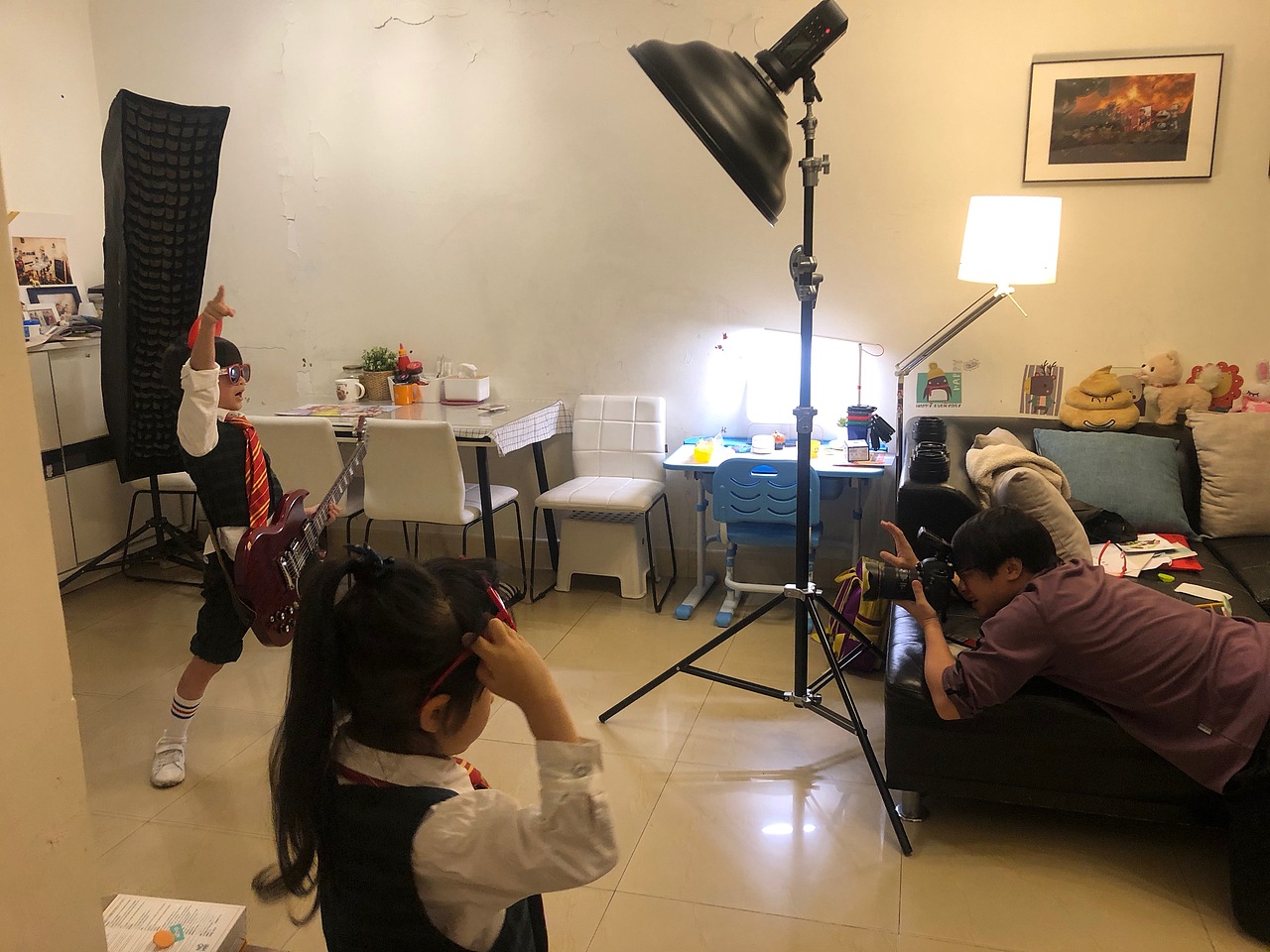 拍摄现场是这样的,每位演员都是兢兢业业的。