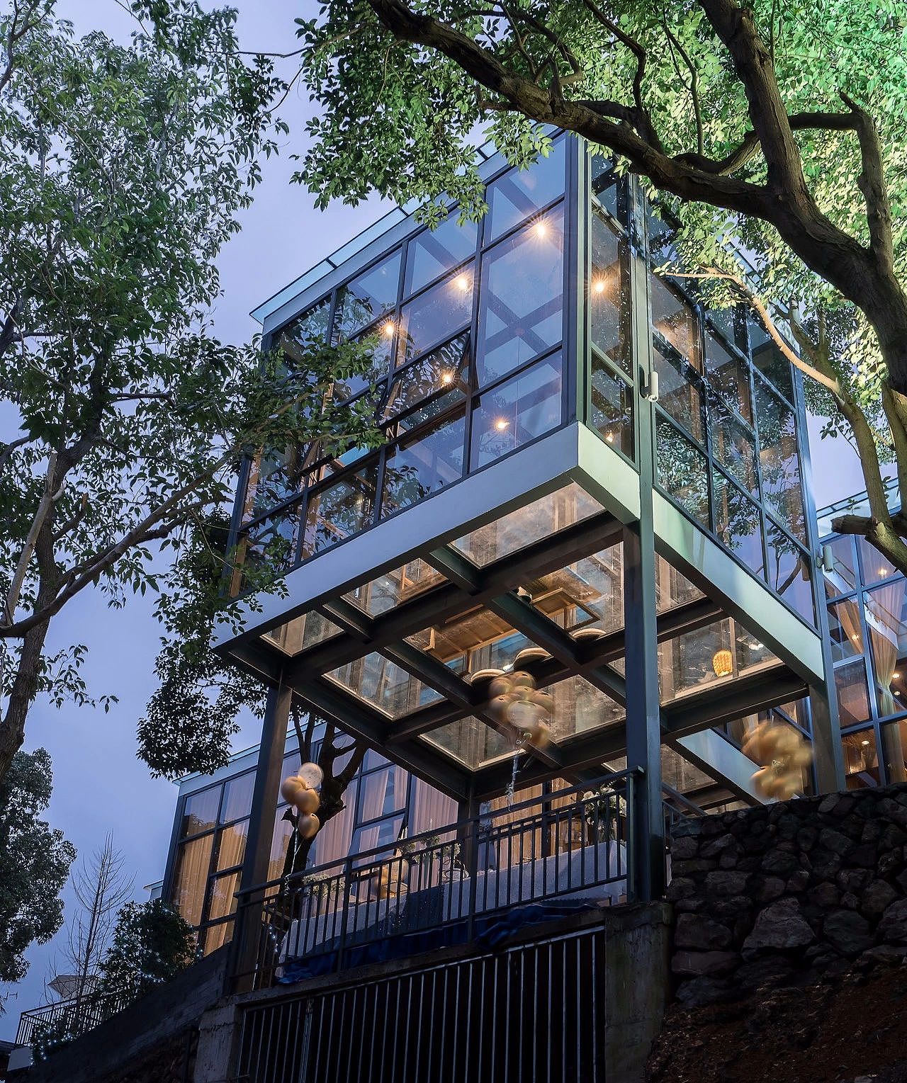 民宿设计山里石头长出的清新玻璃房