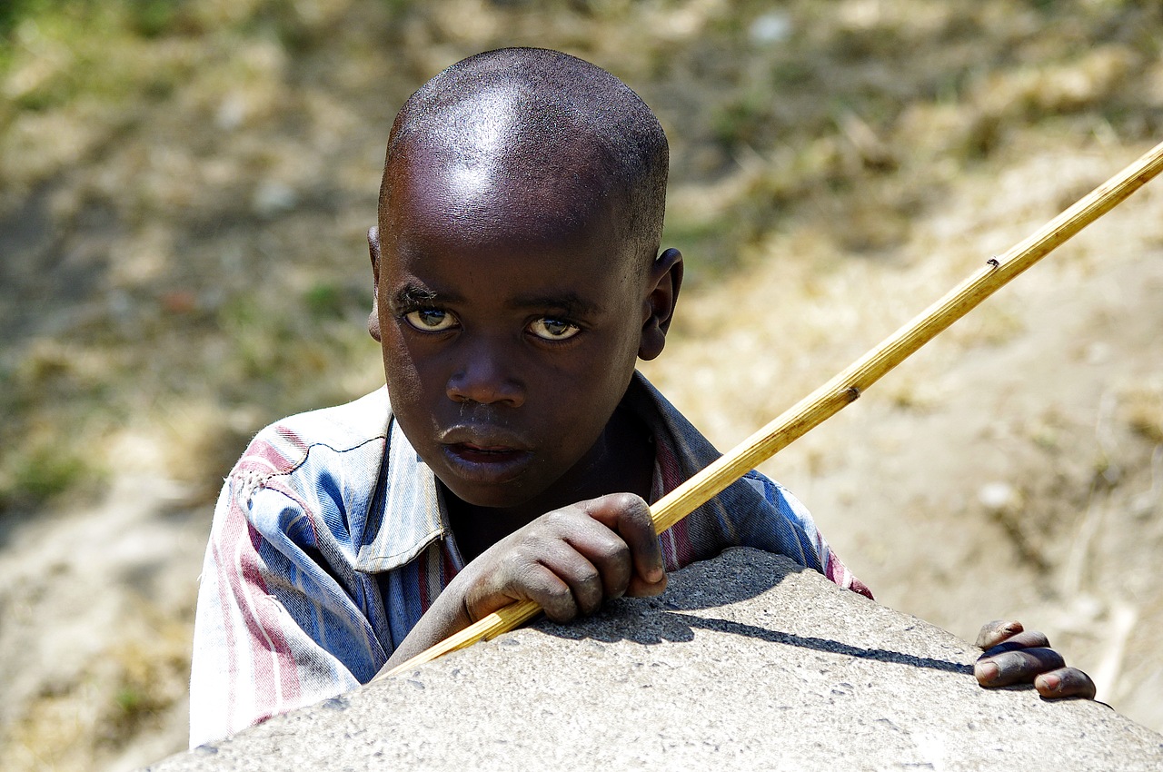 中午,坦桑尼亚,天气很热,骑在上坡的路上。在一个村庄,一群孩子们看到我们奇怪的装束,惊叫着奔跑着开始找隐蔽。难道这是当年抢黑奴留下的后遗症么?看到稍微白点的人就开始躲藏.看到我们没太多动作,这些孩子又开始露头,返回。这个孩子没地躲藏,把头深深的埋在路边的大石头下,露出半个身子。等了一会抬头看我只是掏出个相机,便又开始好奇的盯着我。于是,就有了这张照片。
