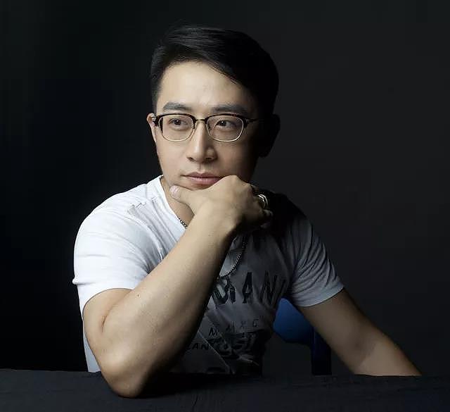 服装设计 崔晓东
戏剧影视舞台服装设计师,中国舞台美术家协会会员,北京舞蹈学院硕士。作品多次获文化部五个一精品工程奖,文华奖。<br>2011年《告诉海》五个一工程。<br>2012年参与创作的舞剧《太极传奇》获服装设计获文华单项奖。<br>2013年参与创作的舞剧《红高粱》荣获国家舞台艺术最高奖“文华奖”、第十三届精神文明建设“五个一工程”优秀作品奖。<br>2015年参与创作舞剧《黎族家园》,服装设计获文华单项奖。获第五届全国少数民族文艺会演“剧目金奖”和“最佳舞台美术奖”。<br>2016年舞剧《诺玛阿美》——国家艺术基金2016年传播交流推广资助项目及第十五届“文华大奖”终评剧目。