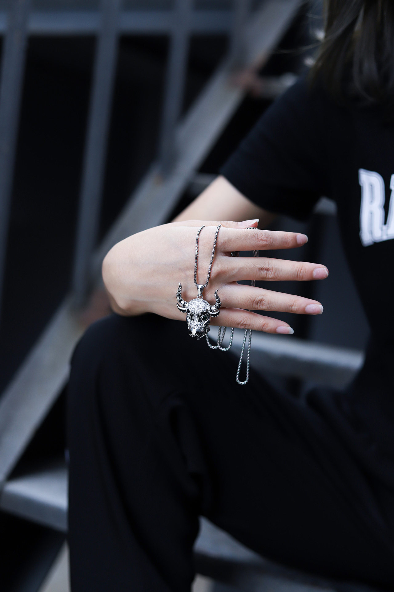 十二生肖水晶镶钻挂饰（人物拍摄）（图ZMzA5MDg4NzMy） - 产品摄影 - 站酷设计师假正经Girlirl原创素材 - 站酷ZCOOL