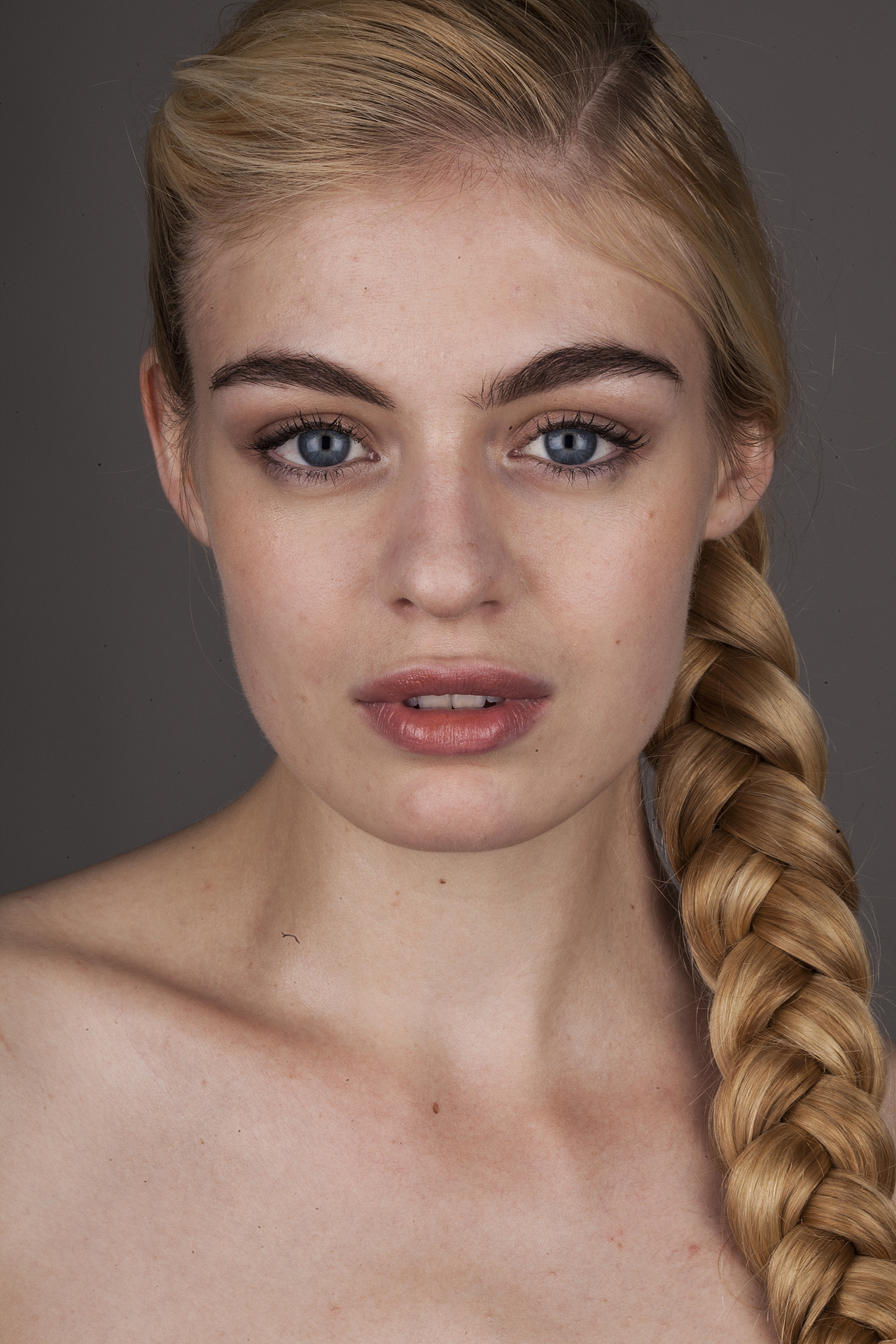 分享收藏英国短毛蓝猫甜美人像雨后商业人像精修甜美人像处理,喜欢就