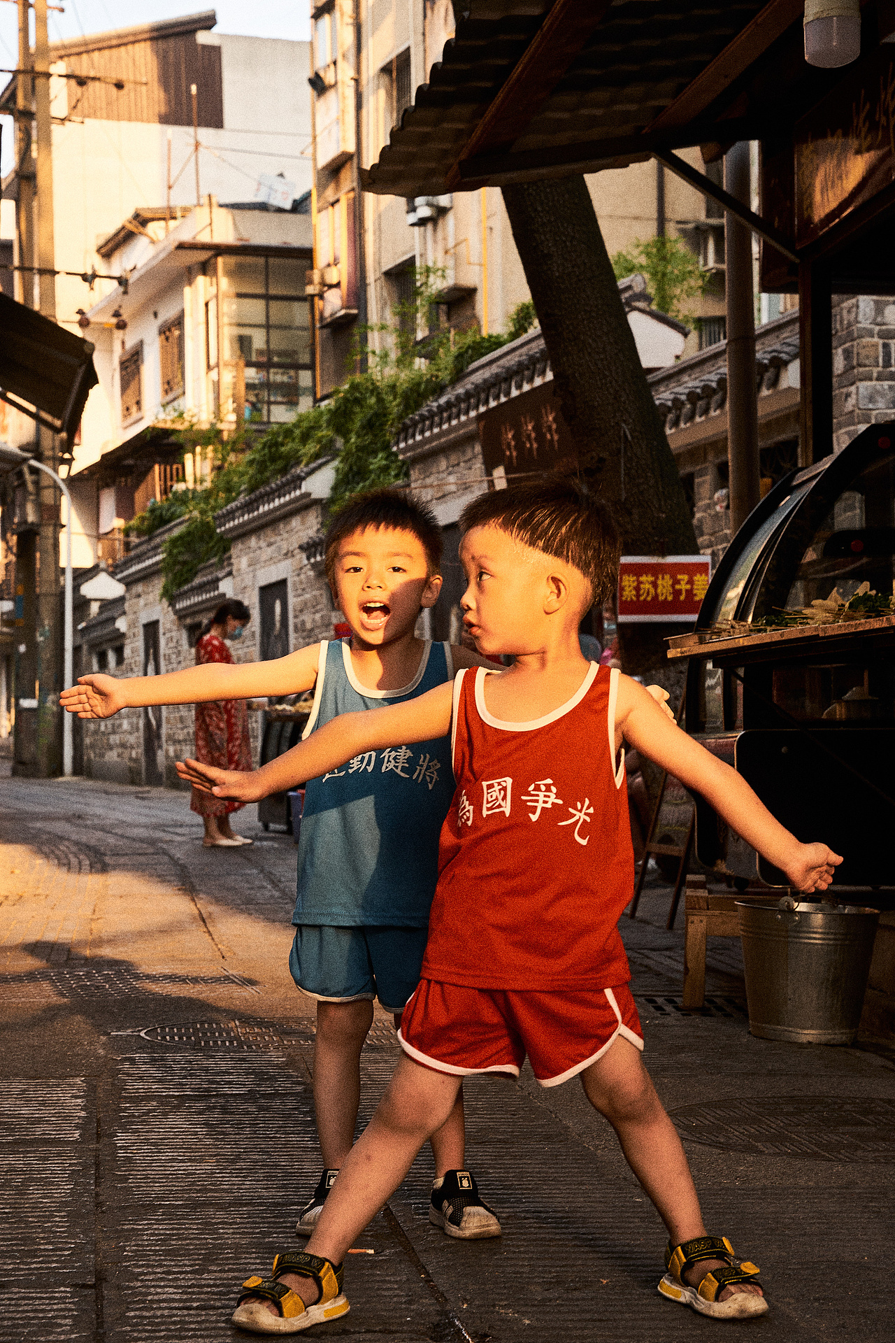 老巷里，一起奔跑吧（图ZMjY1MTA2NDE2） - 人文/纪实摄影 - 站酷设计师sicily田心原创素材 - 站酷ZCOOL