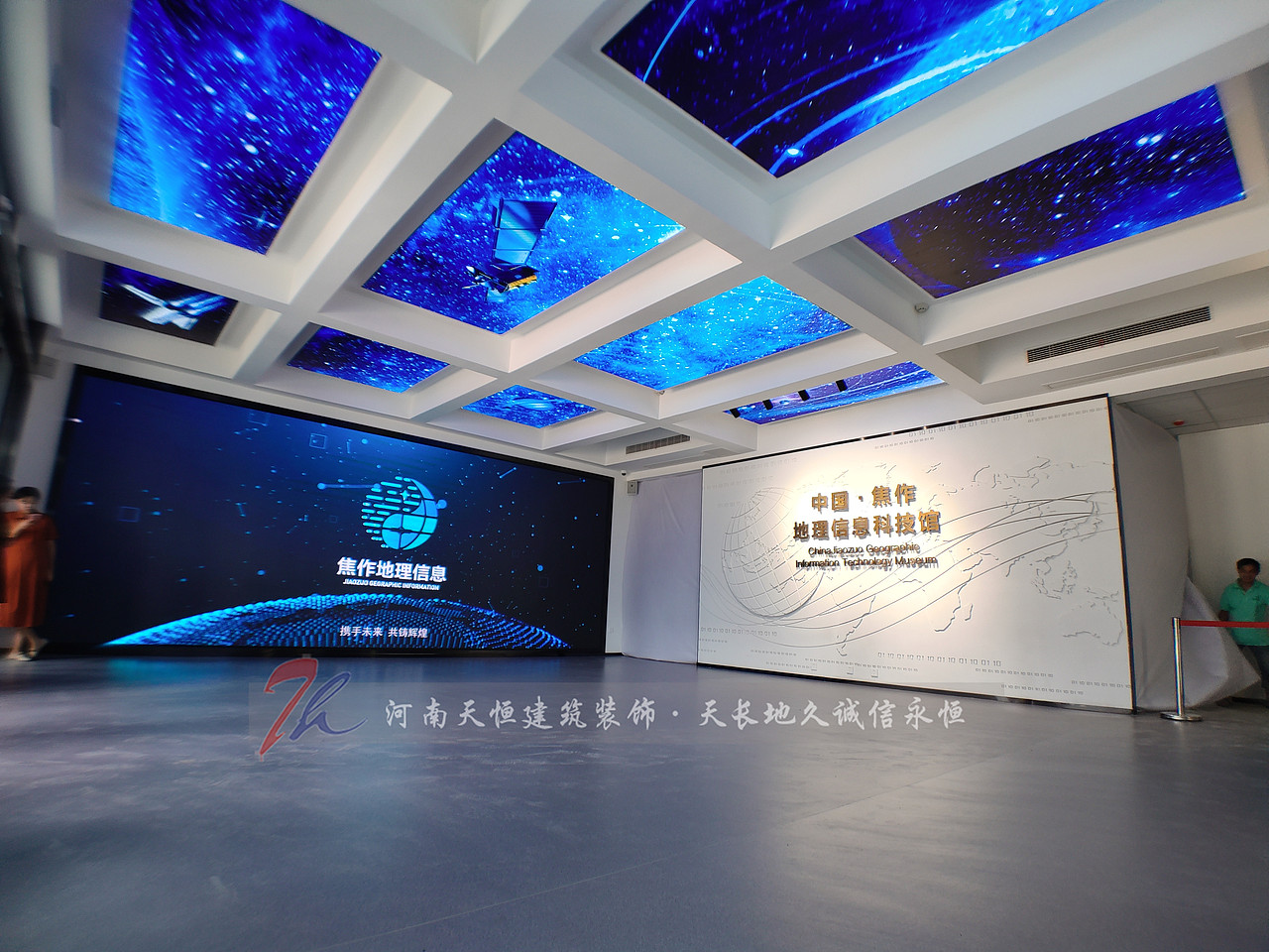 上海展厅设计公司展厅设计师认为序厅是一个现代展馆的重要组成部分，也是彰显主办者思想诉求、体现设计者艺术理念、吸引观众参观兴致的重要因素。展厅充分利用原有展馆的建筑结构，将序厅概念外延至室外，室外不再是简单的展馆名称和标识，既给人以视觉上的强烈冲击，产生探究内中奥秘的参观欲望，又将设计者的艺术思维巧妙地传达给每一个受众。