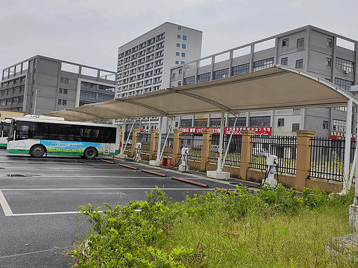 武汉纽兰工业园门口新能源公交车总站充电桩膜结构车棚
