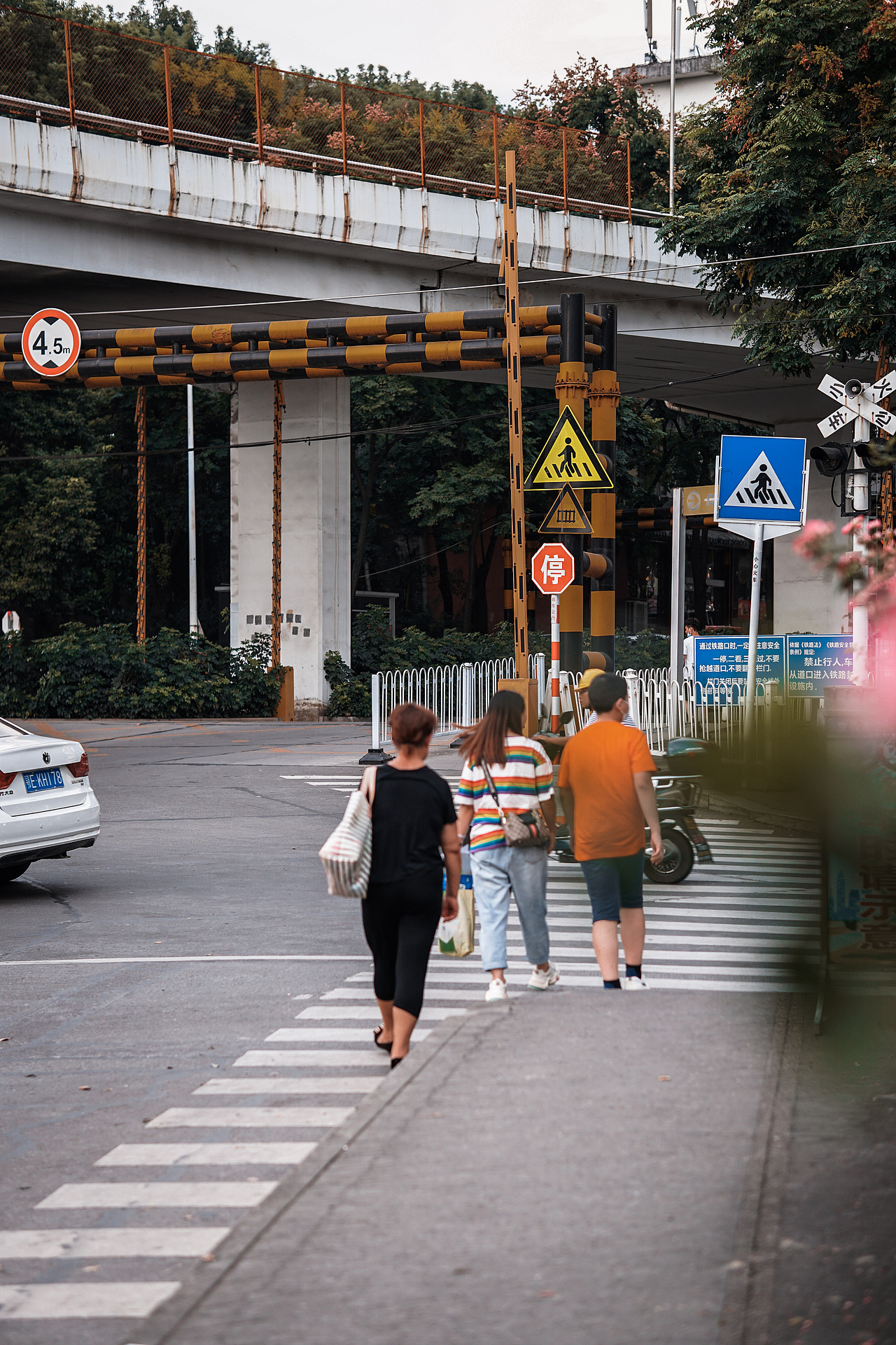 【扫街人文】宜昌学校街道（图ZMjY5Njc2MDg0） - 人文/纪实摄影 - 站酷设计师mihuzk原创素材 - 站酷ZCOOL