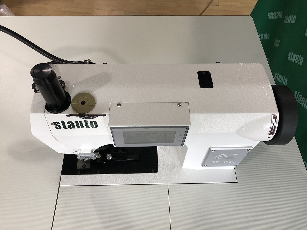 思坦途珠边机又叫仿手工线迹珠边机是高级服装特种设备