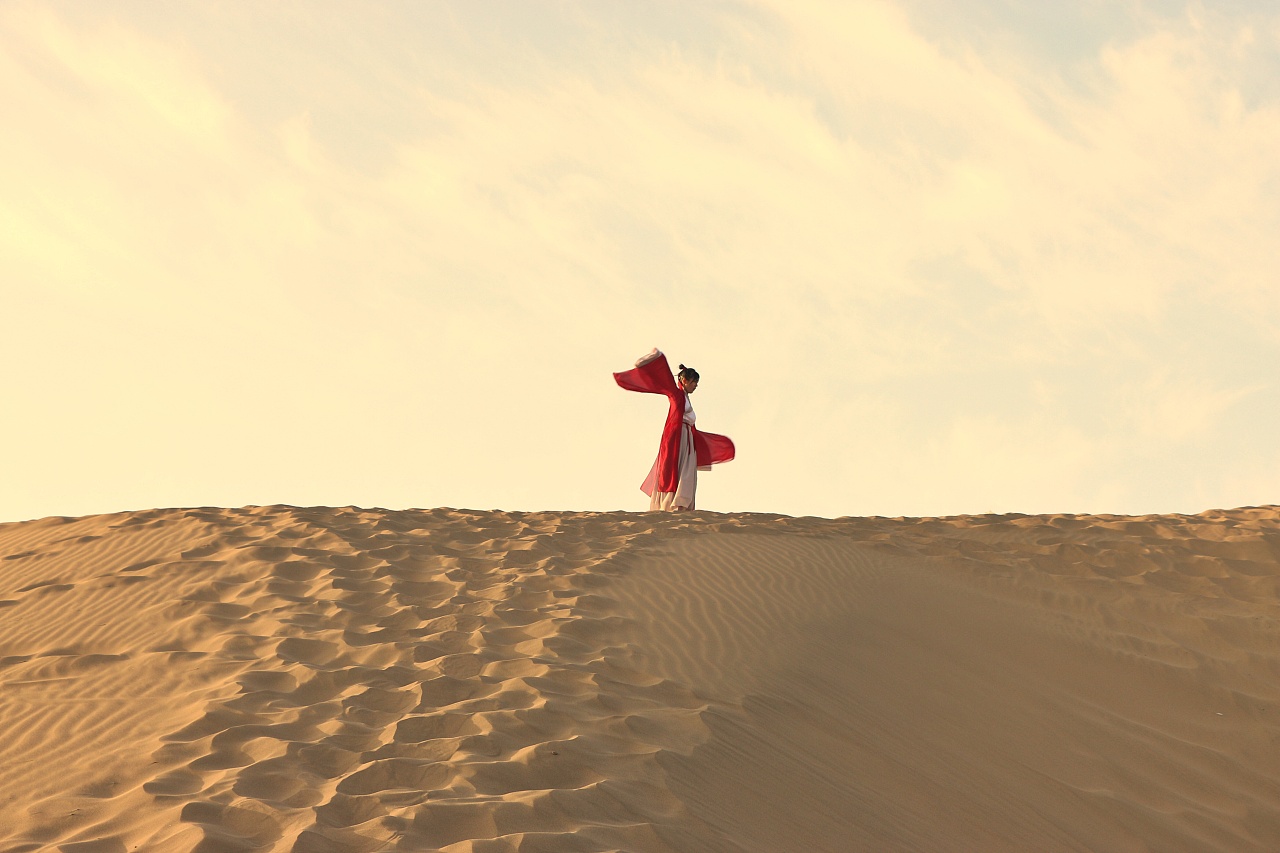 沙漠中的孤独女生背影人物图片-千叶网