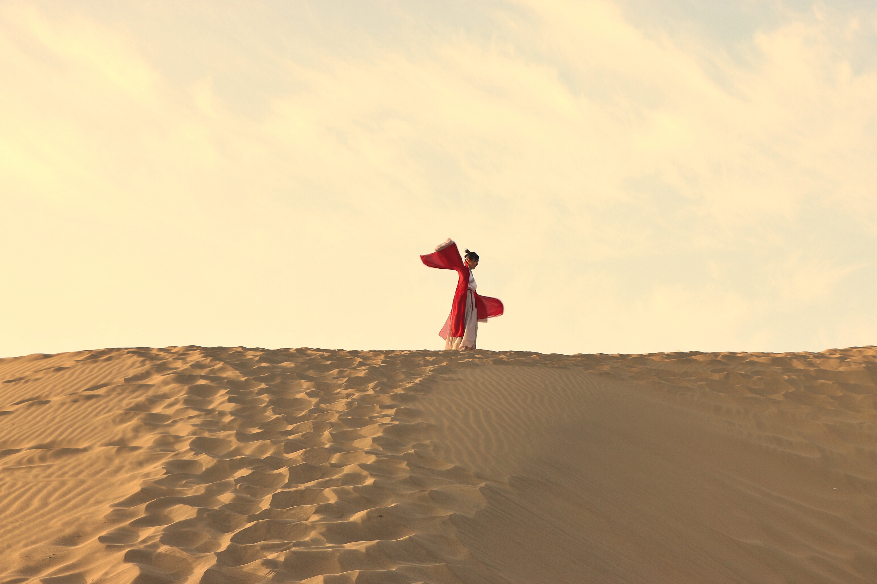走在沙漠里的红衣美女图片素材_免费下载_jpg图片格式_VRF高清图片500524168_摄图网