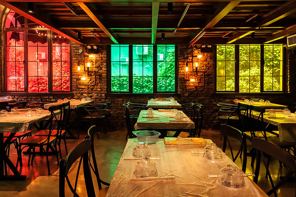 汉口老房子改装成巴厘龙虾餐厅的一组室内空间装饰