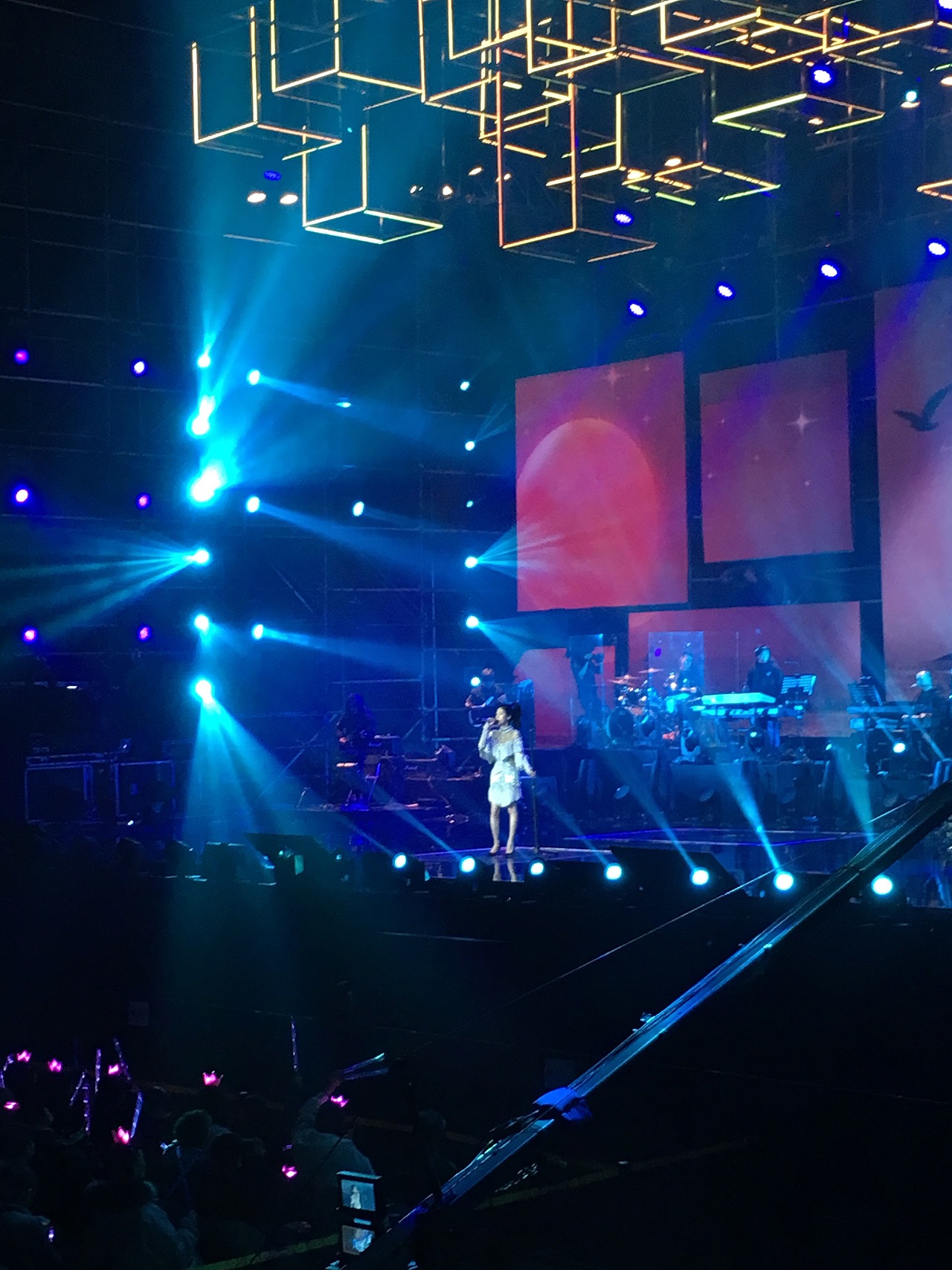 2016张碧晨北京《自饰者》演唱会大屏幕视觉设计（图ZOTY5Njc3ODQ=） - 商业插画 - 站酷设计师Mao猫黑原创素材 - 站酷ZCOOL