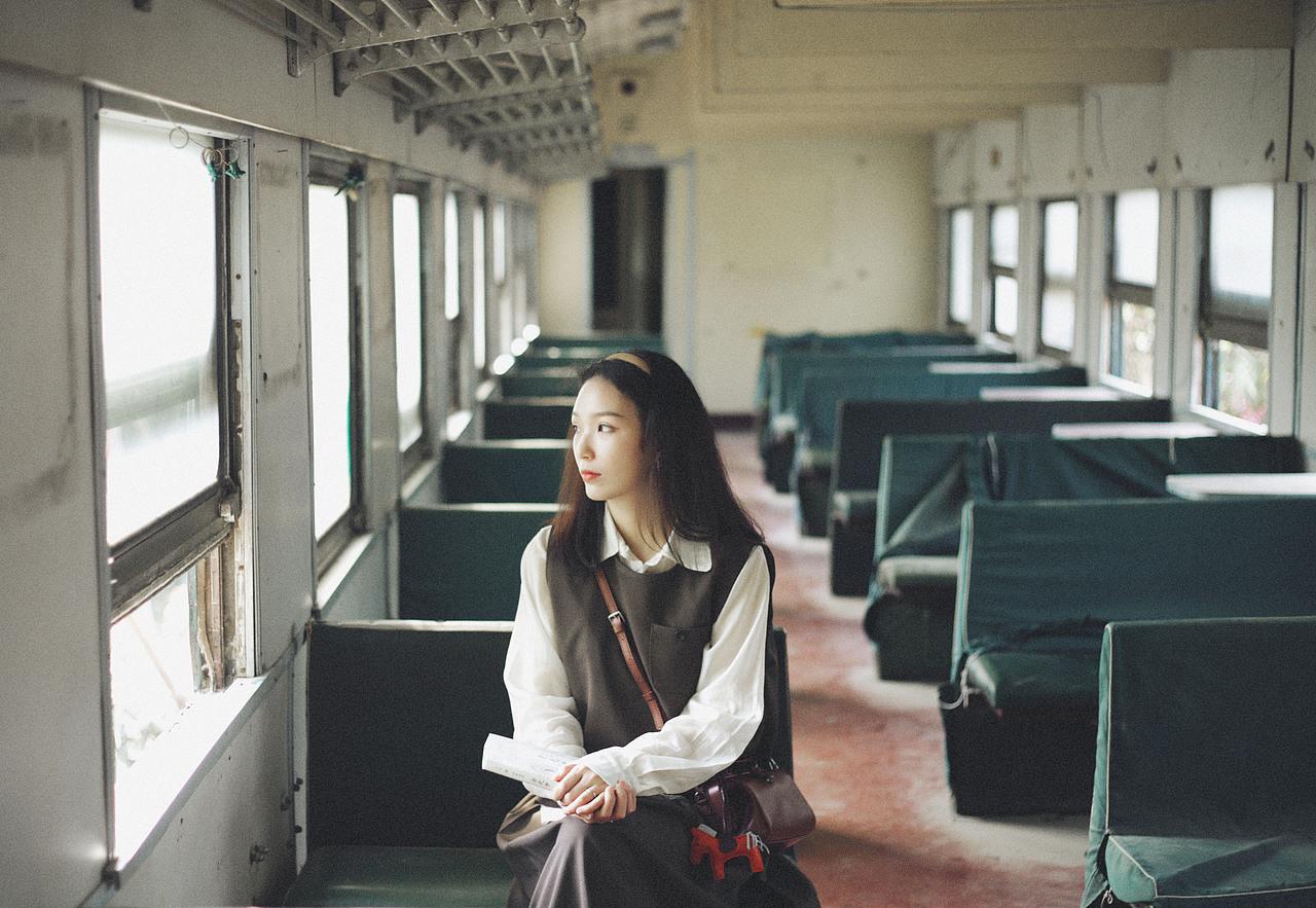 一辆开往春天的列车丶