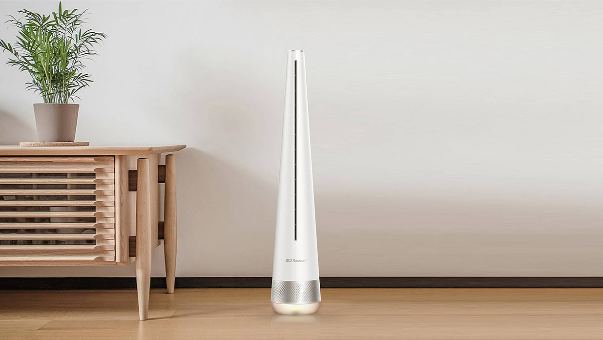 今天给大家带来的这款无叶风扇设计特点是儿童安全、空气净化、大风量、低噪音,无叶风扇外形设计为柱状体,底座直径310mm,高1220mm,给我的第一感觉是占地面积很小,随便一个角落都容易安放。无叶风扇设计的创意灵感来自于不倒翁。结合圆锥柱体造型,采用不倒翁原理,所有的重量部件都做在底部,再加上底部做一圈很有分量的配重圆块,小孩推一下,无叶风扇晃动数下,然后自动摆回正位,实现不倒原理,增添了产品的趣味性。是一款非常有创意的,档次非常高的创意礼品,不管你是自己用还是送人,都相当有档次。放在家中也是一种时尚的摆设,显示出您的尊贵品位;