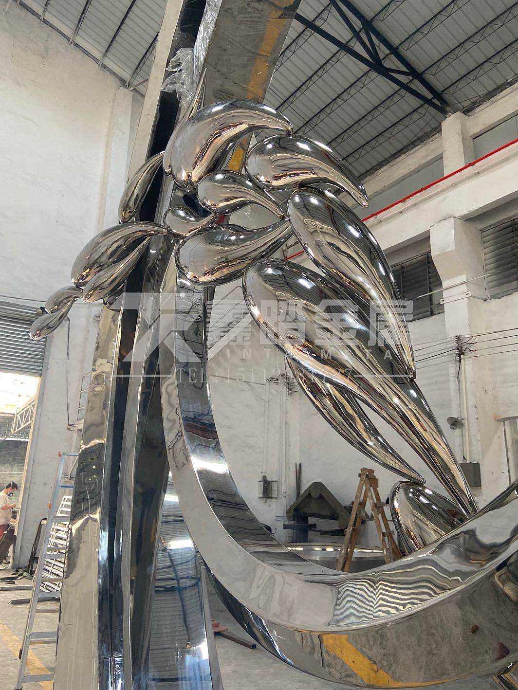 镜面不锈钢圆环雕塑、散发自由和灵动的气息点燃人好奇