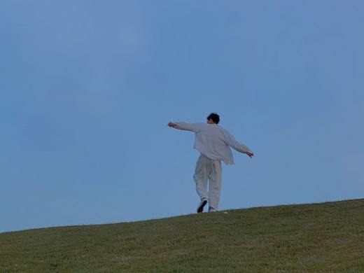 那个站在山上吹风的男孩