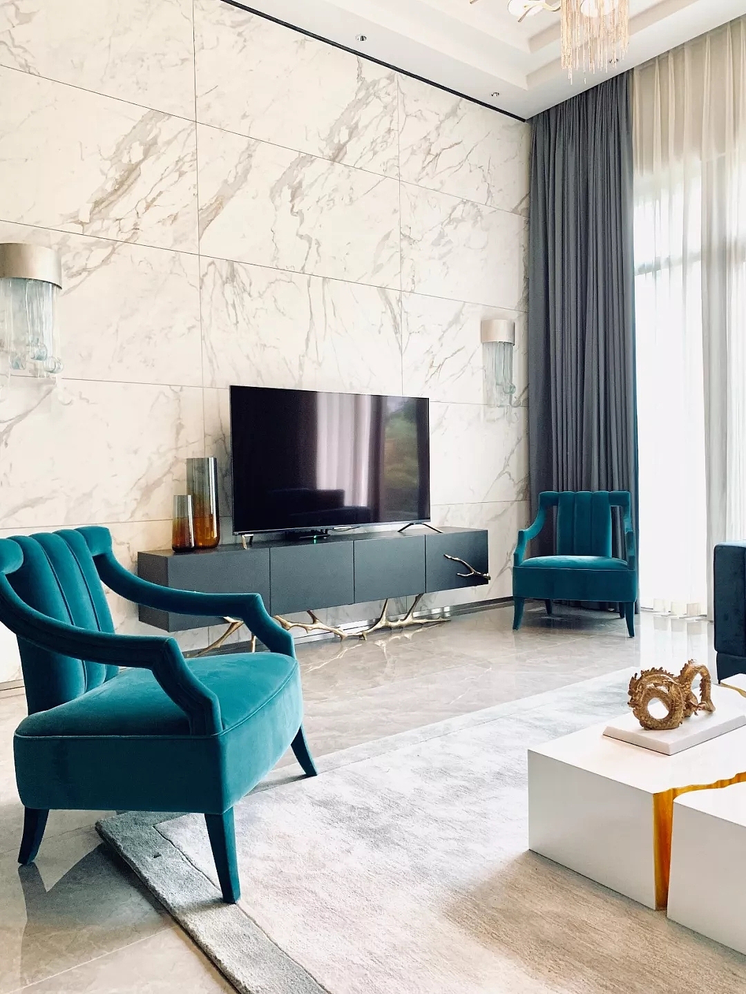 一家四口的现代轻奢风，350平复式装修，不张扬不浮夸---电视背景墙