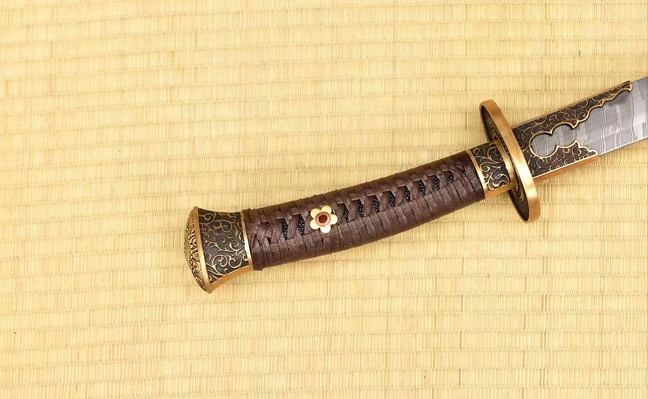 明清刀剑 铜装卷草纹雁翎刀 特制大马钢扭转纹（图ZMzc2MDQ1ODY4） - 工艺品设计 - 站酷设计师和风堂美术刀剑原创素材 - 站酷ZCOOL