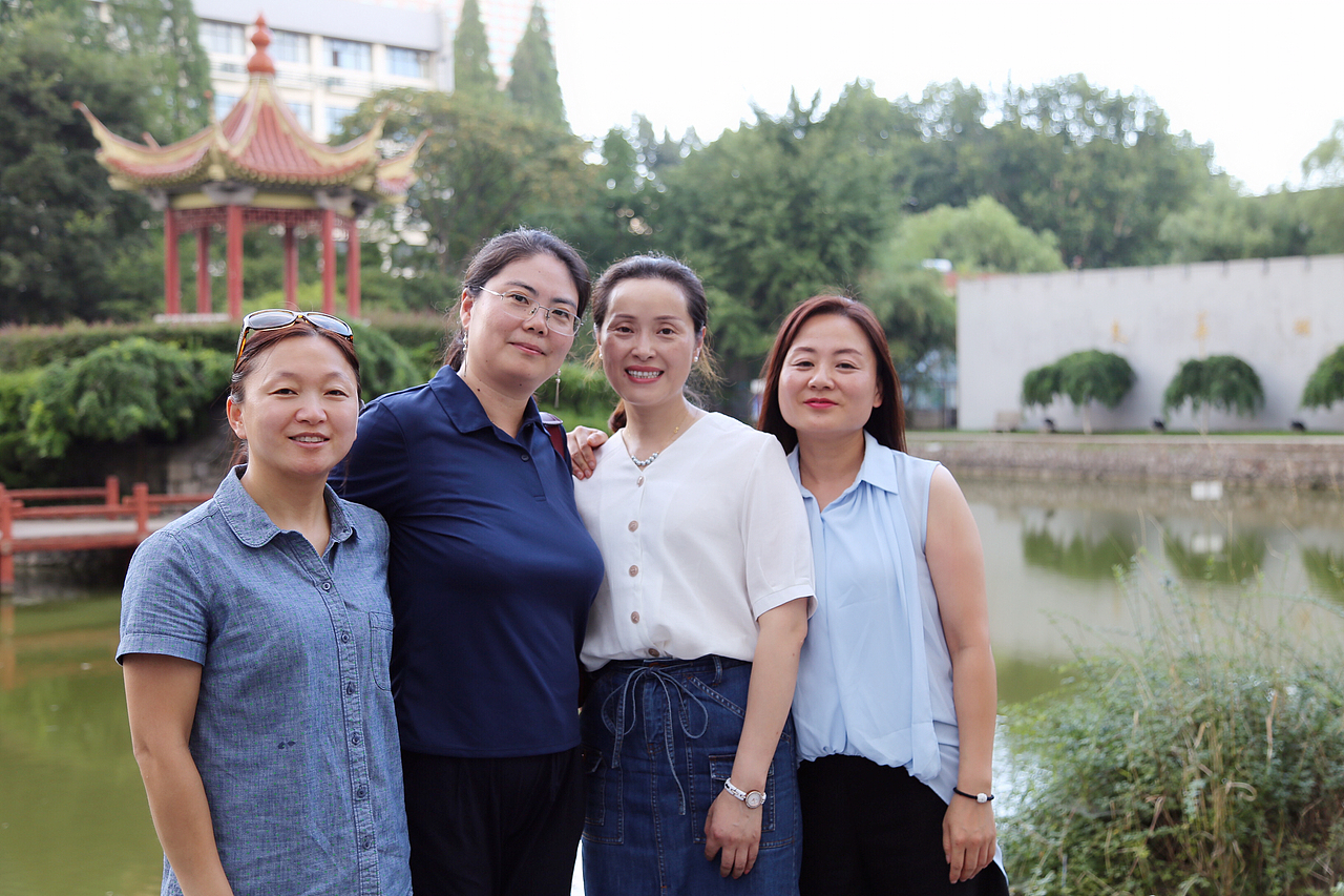 户外百人中年老同学老校友亲子聚会创意摄影师拍照留念