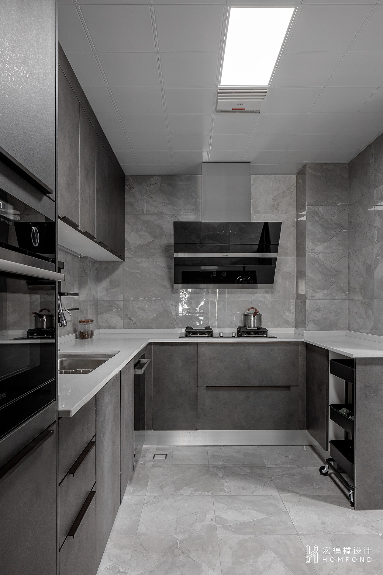 借用了部分餐厅面积，扩大了厨房空间，满足放置平日里需要使用的烹饪电器。原本空间无窗户，所以我们利用玻璃推拉门引入生活阳台及餐厅区域的光线。就算身处深色系空间中，也不会感到压抑与沉重。