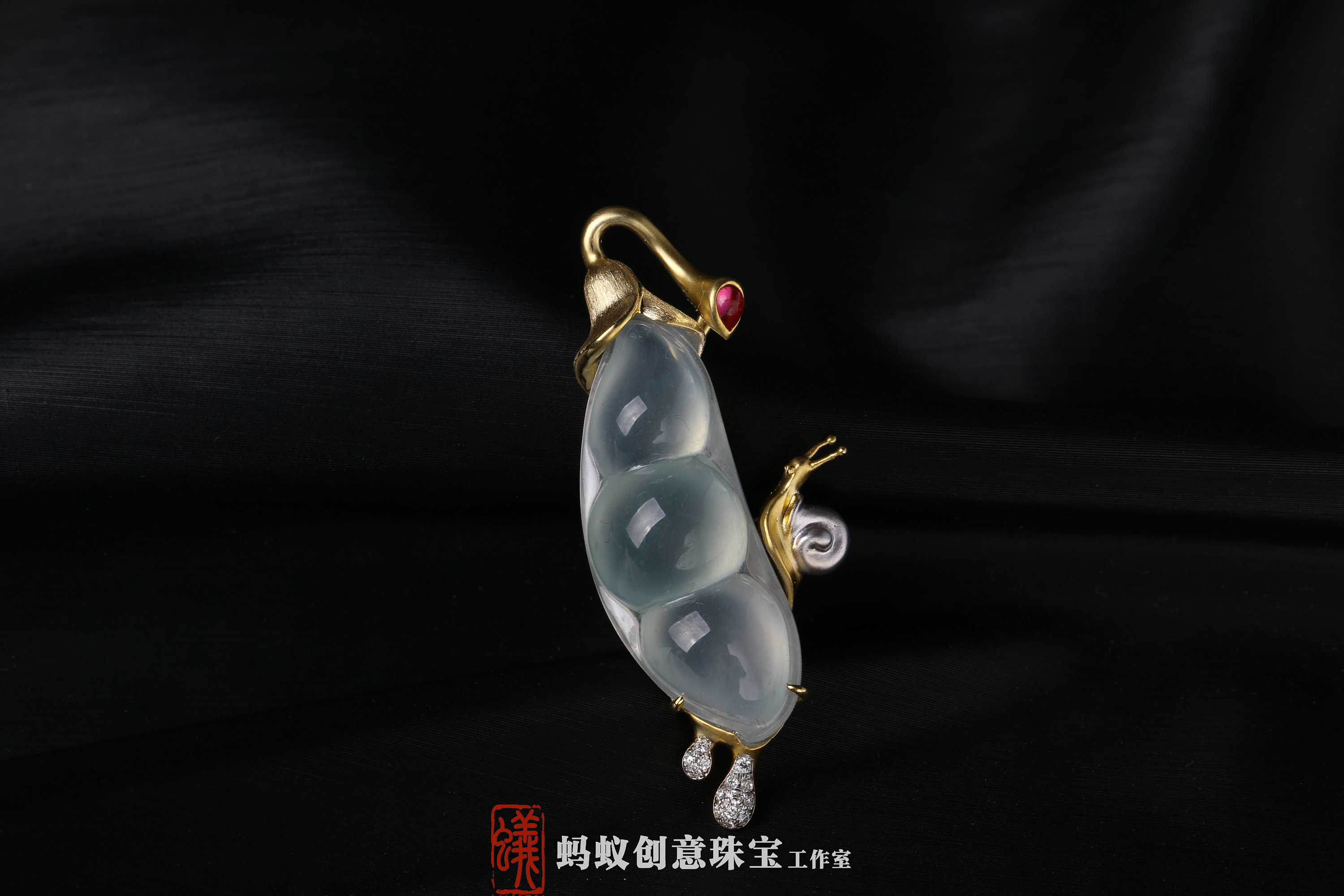 蚂蚁创意珠宝 —— 钻镶18k金翡翠四季豆《豆蔻年华》