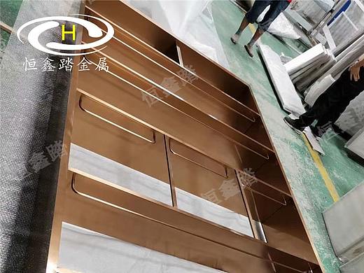 酒店吊顶隔断装饰 不锈钢拉丝玫瑰金屏风和置物架定做