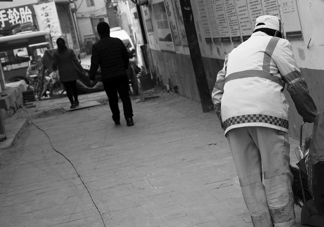 街头——《候》（图ZMTM3MjExNjI0） - 人文/纪实摄影 - 站酷设计师Solokoala原创素材 - 站酷ZCOOL