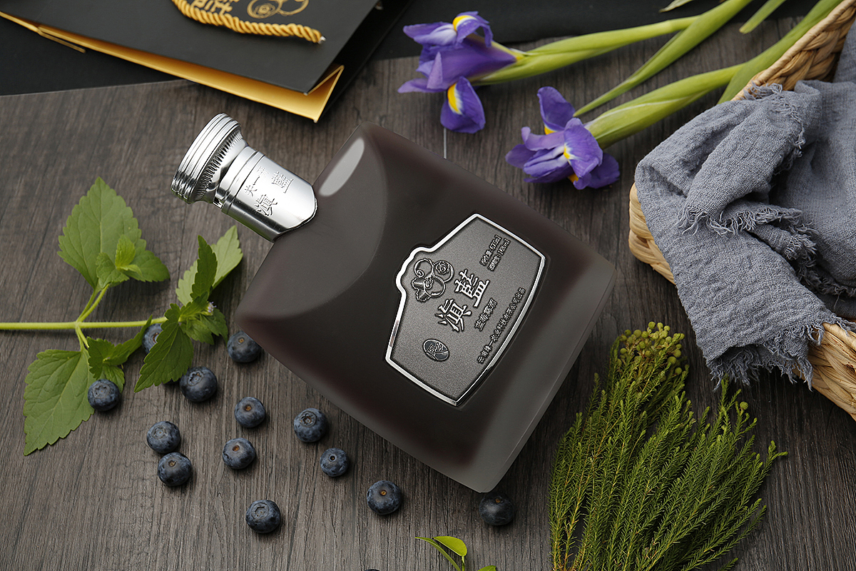 酒 酒水 蓝莓酒 洋酒 场景静物