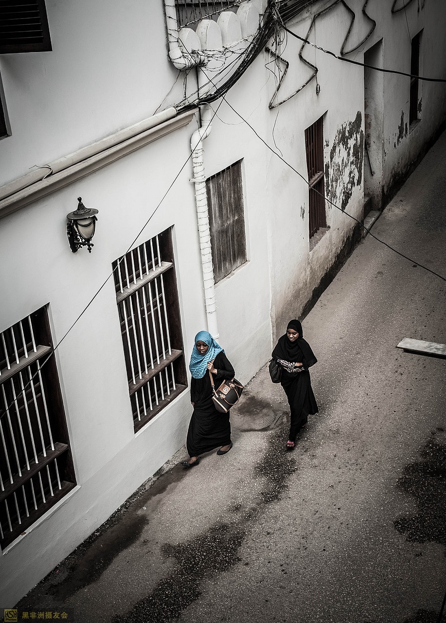 桑岛的下午是宁静的,7月的桑岛是一年中最凉爽的季节,2为当地居民漫步在这石头城的街道中。