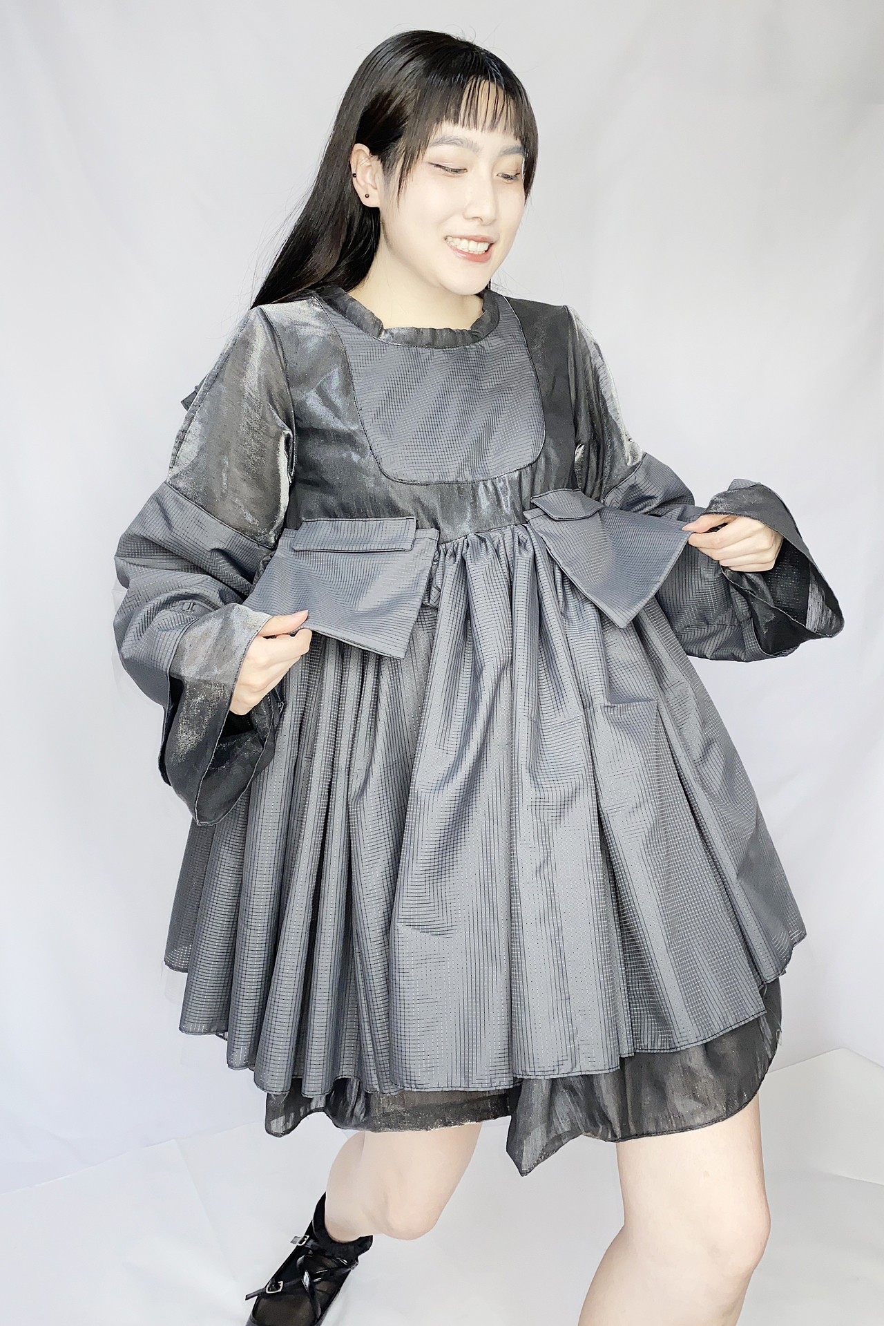 灰色褶皱兜兜连衣裙