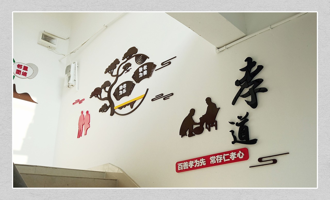 甲方不喜满、多、挤、密的楼梯文化,所以最终调整成疏朗的布局。