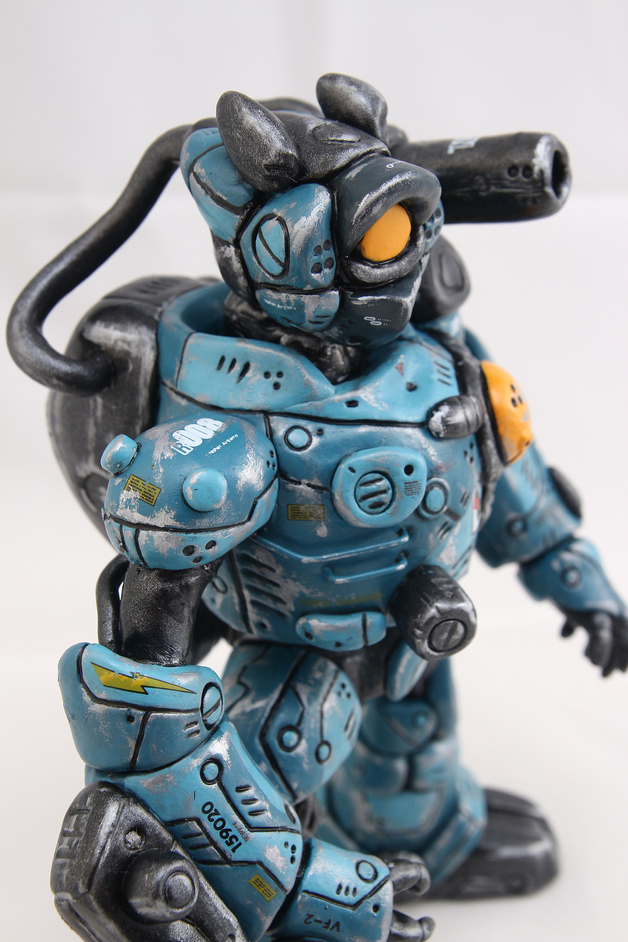 运用软陶泥亲手制作属于自己的机器人,完