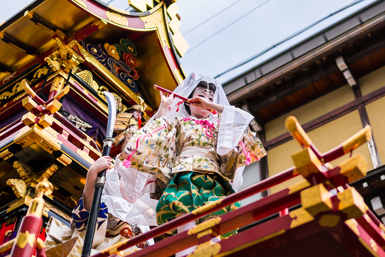 古川祭中的巡游花车，由两位小孩的演绎，讲述了一段神话故事。