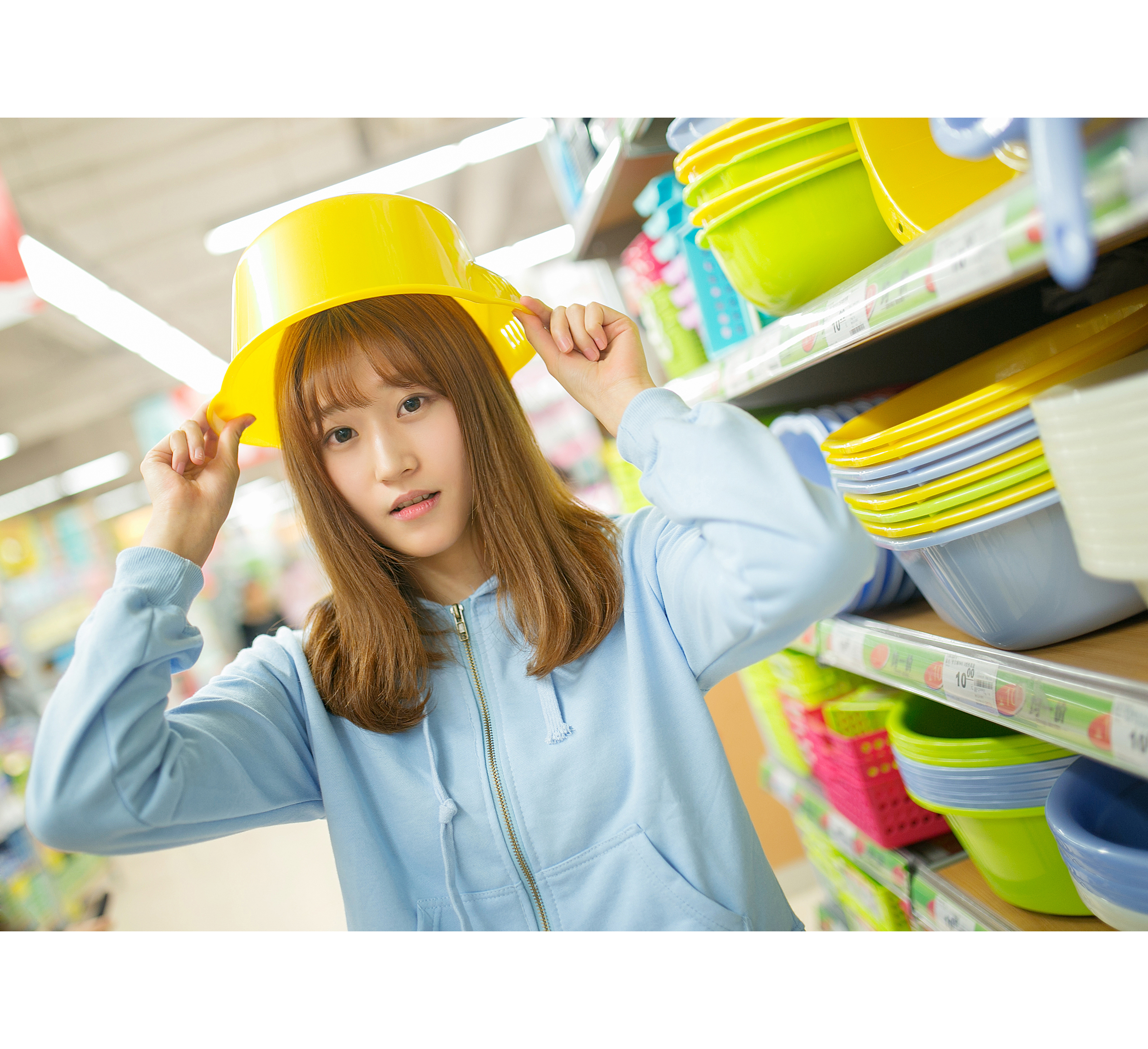 碰到前任和女朋友逛超市,他还一直看我,都走过去了,还一直看我,醉了.